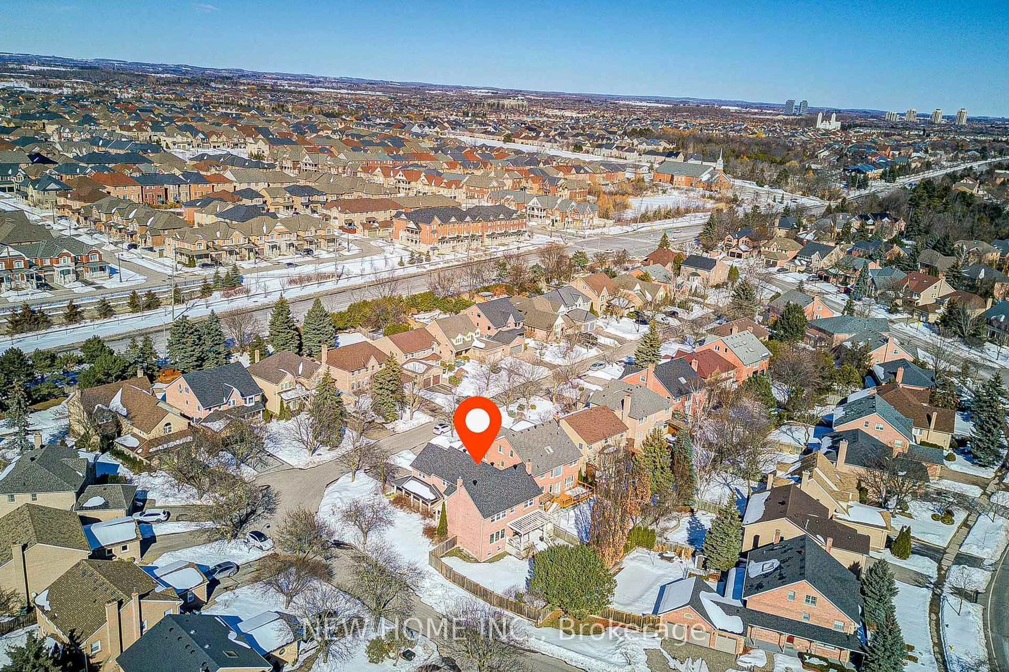 A pic from outside/outdoor area/front of a property/back of a property/a pic from drone, street for 19 Springwood Cres, Markham Ontario L3R 6C8