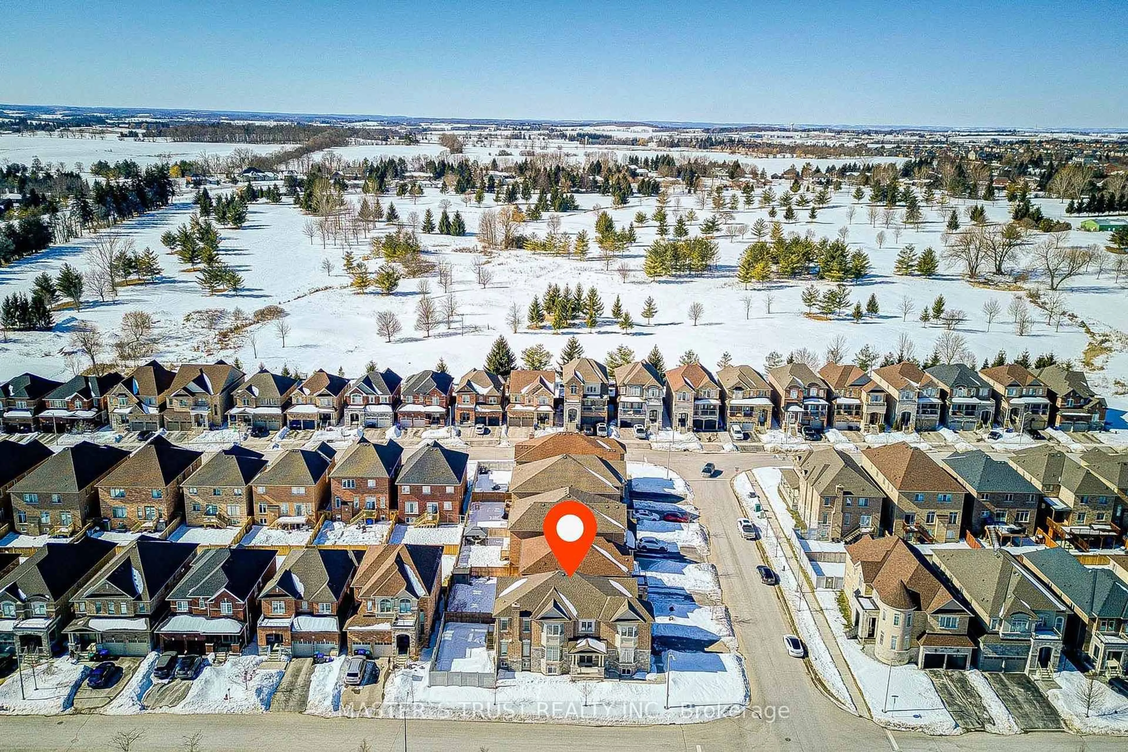 A pic from outside/outdoor area/front of a property/back of a property/a pic from drone, unknown for 57 Tupling St, Bradford West Gwillimbury Ontario L3Z 0W8