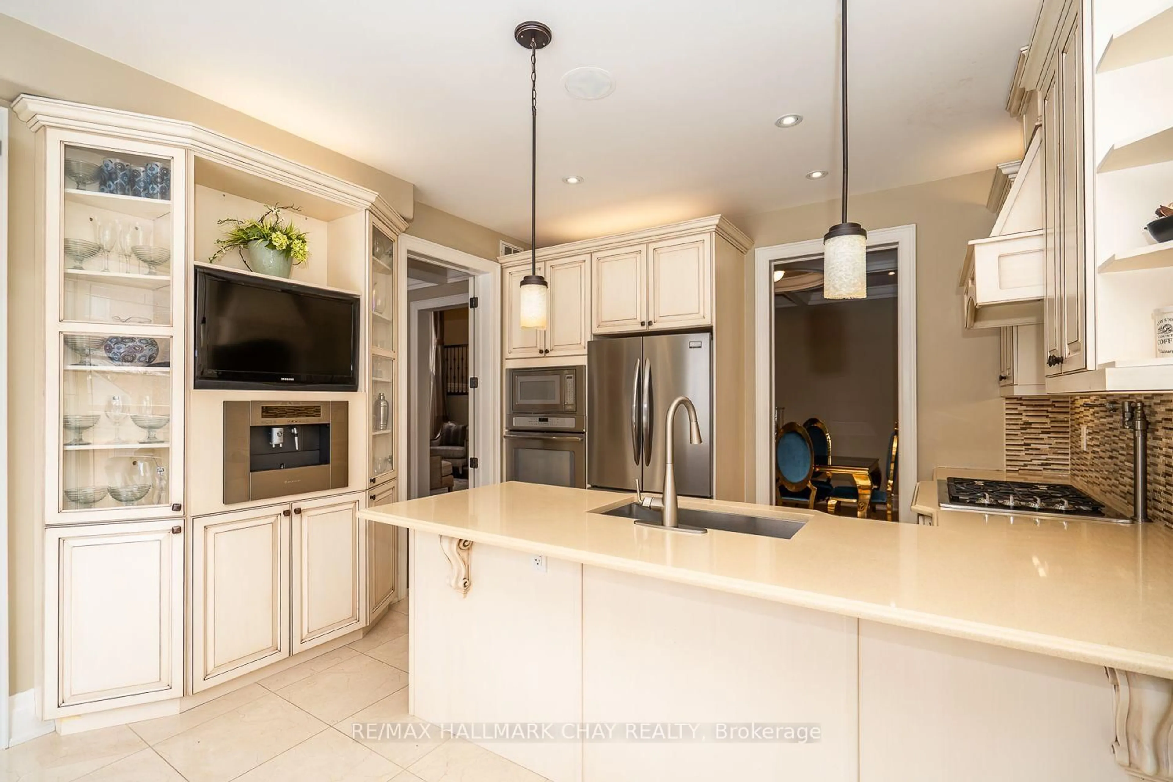 Open concept kitchen, ceramic/tile floor for 230 King St, New Tecumseth Ontario L9R 0H6