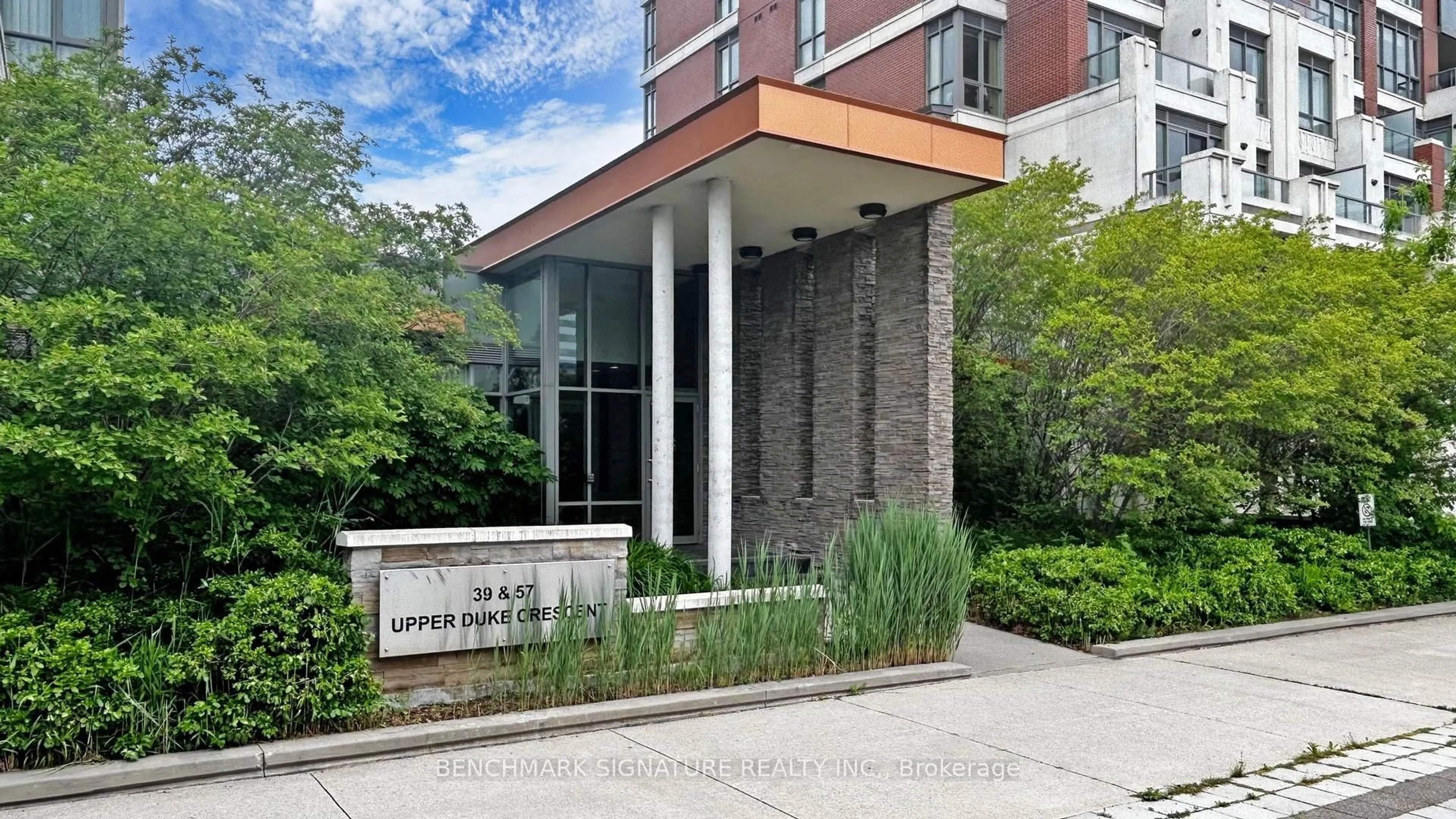 Indoor foyer for 39 Upper Duke Cres #318, Markham Ontario L6G 0B8