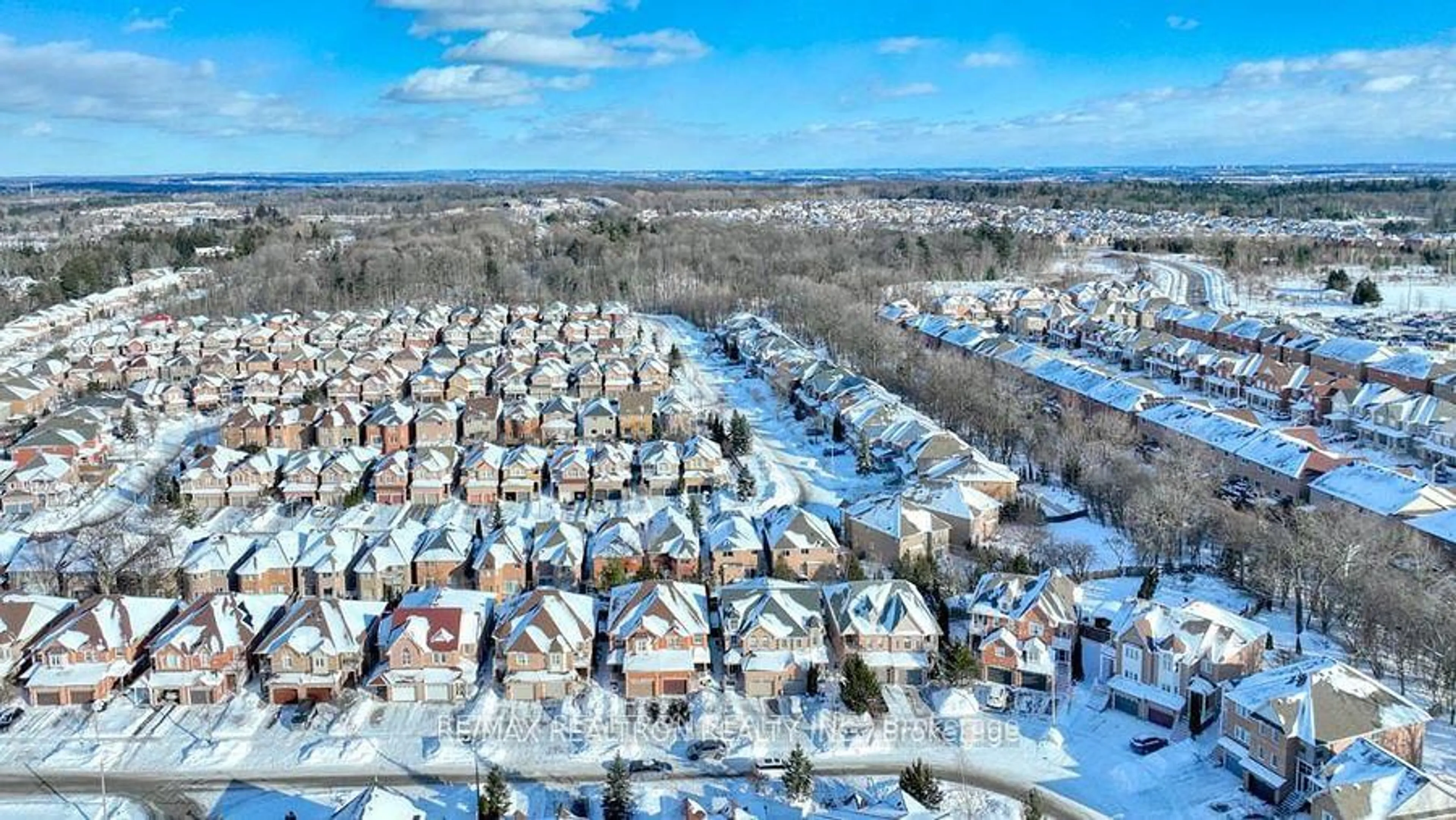 A pic from outside/outdoor area/front of a property/back of a property/a pic from drone, city buildings view from balcony for 89 English Oak Dr, Richmond Hill Ontario L4E 3X4