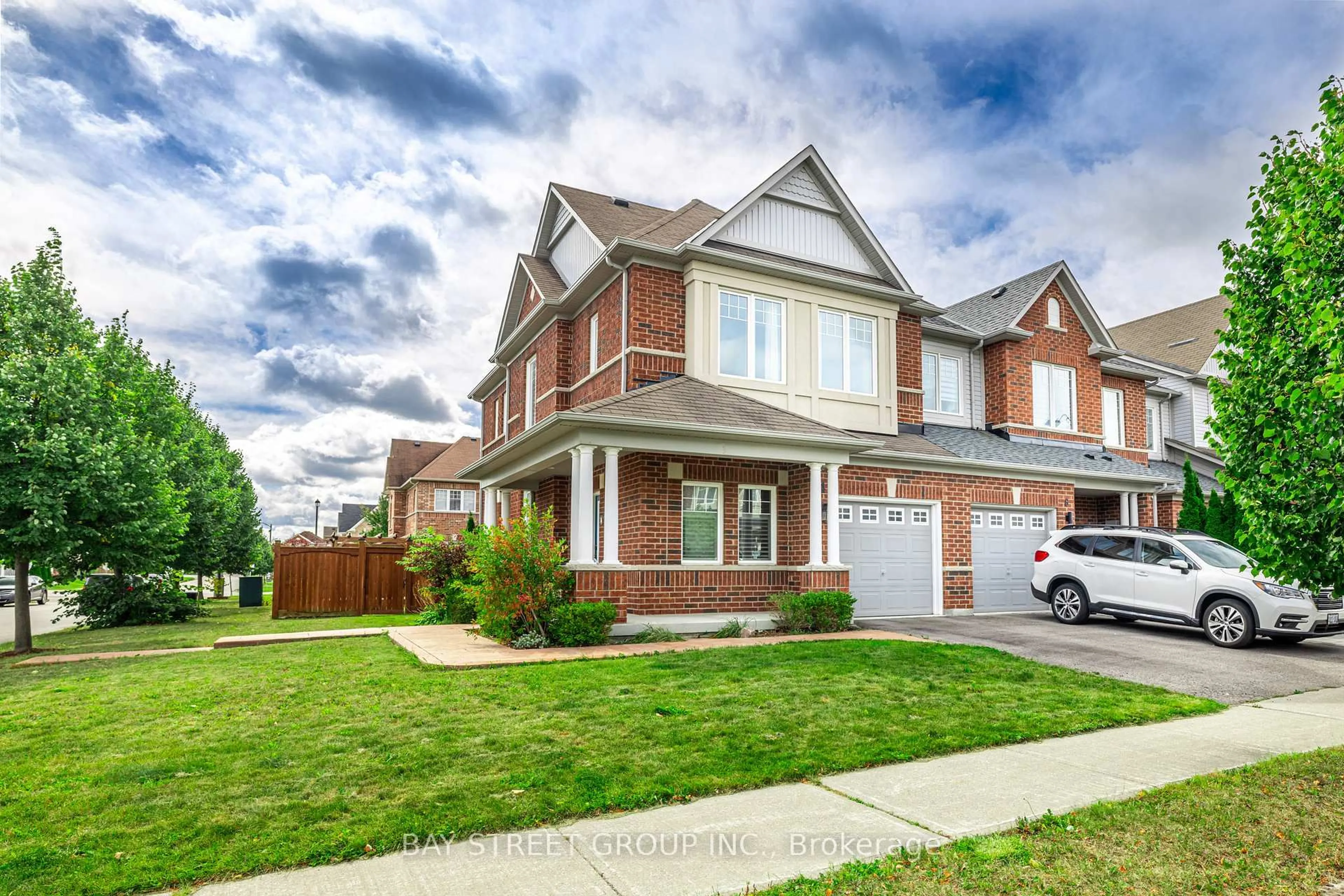 Home with brick exterior material, street for 4 Courtland Cres, East Gwillimbury Ontario L9N 0B2