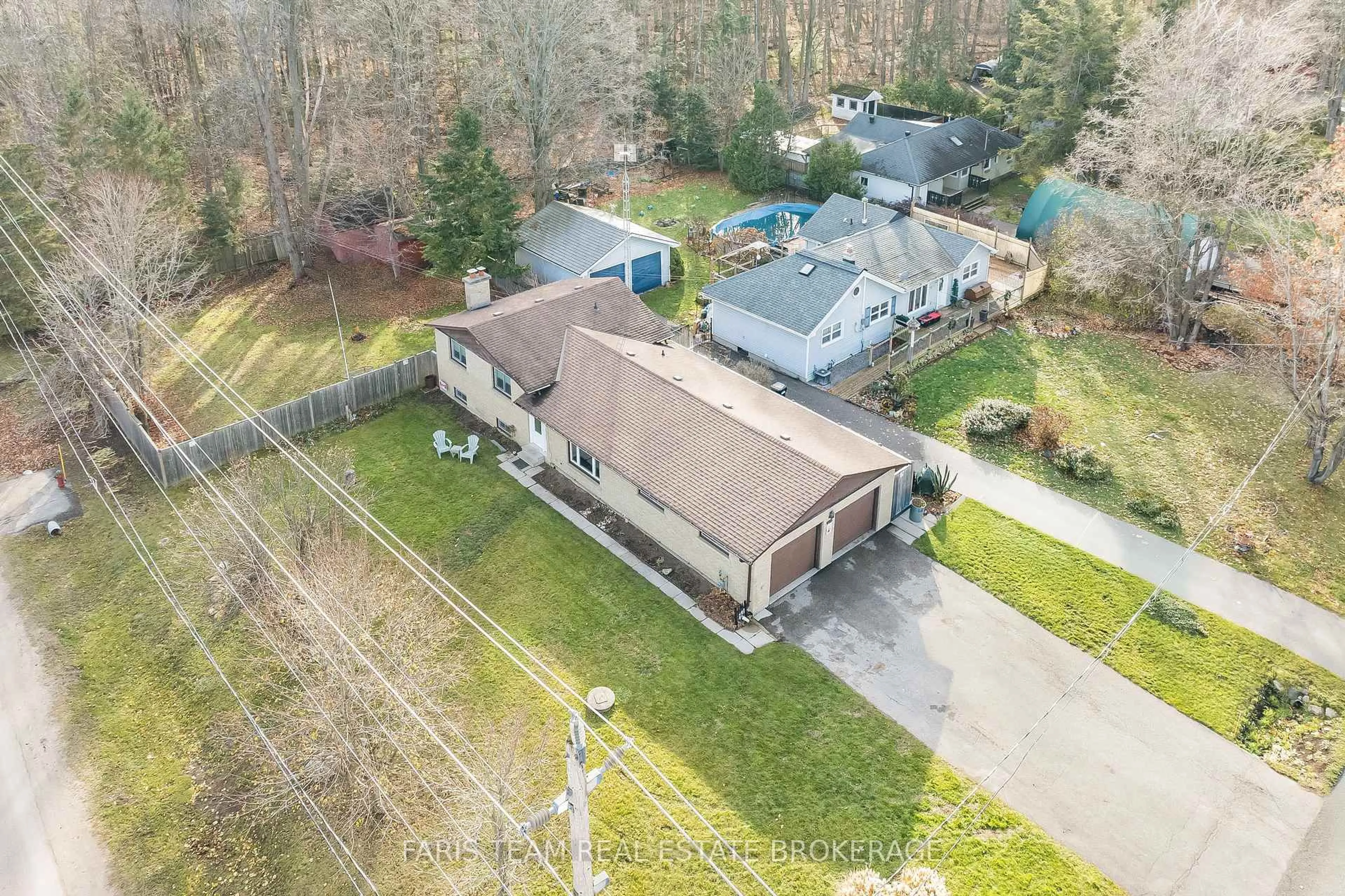 A pic from outside/outdoor area/front of a property/back of a property/a pic from drone, building for 807 Cook St, Innisfil Ontario L9S 2J1