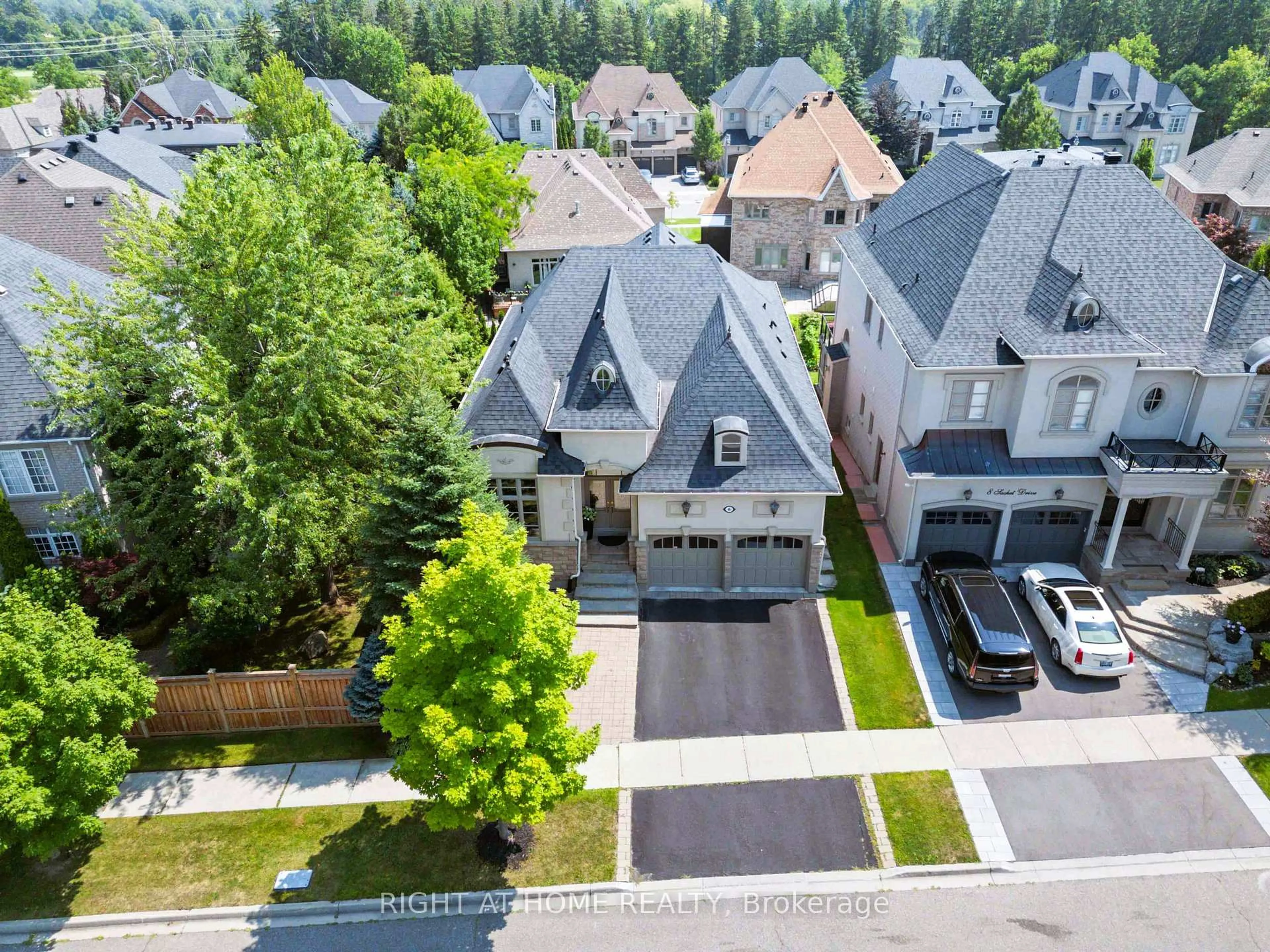 A pic from outside/outdoor area/front of a property/back of a property/a pic from drone, street for 6 Sachet Dr, Richmond Hill Ontario L4E 4S1