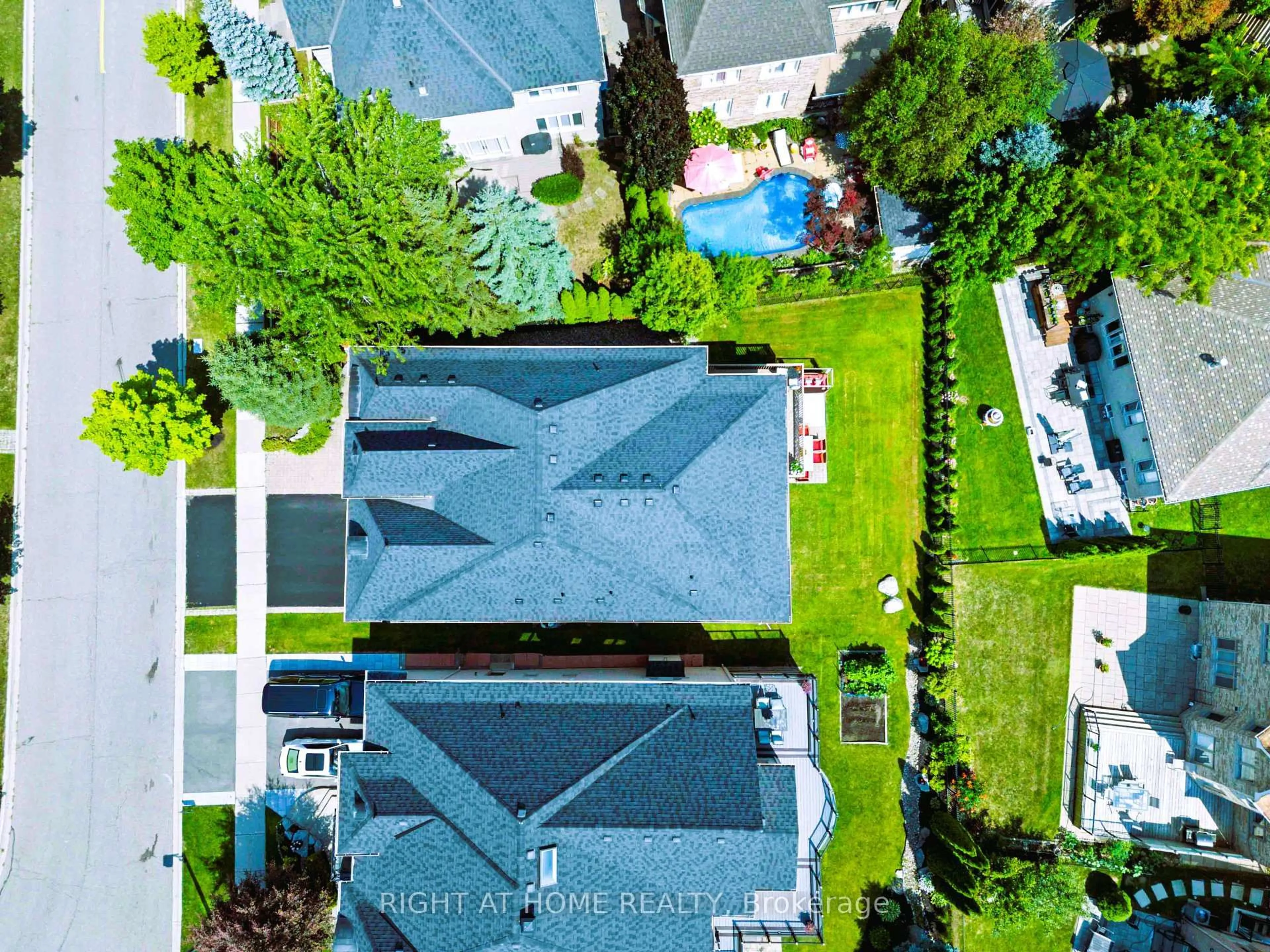 A pic from outside/outdoor area/front of a property/back of a property/a pic from drone, unknown for 6 Sachet Dr, Richmond Hill Ontario L4E 4S1