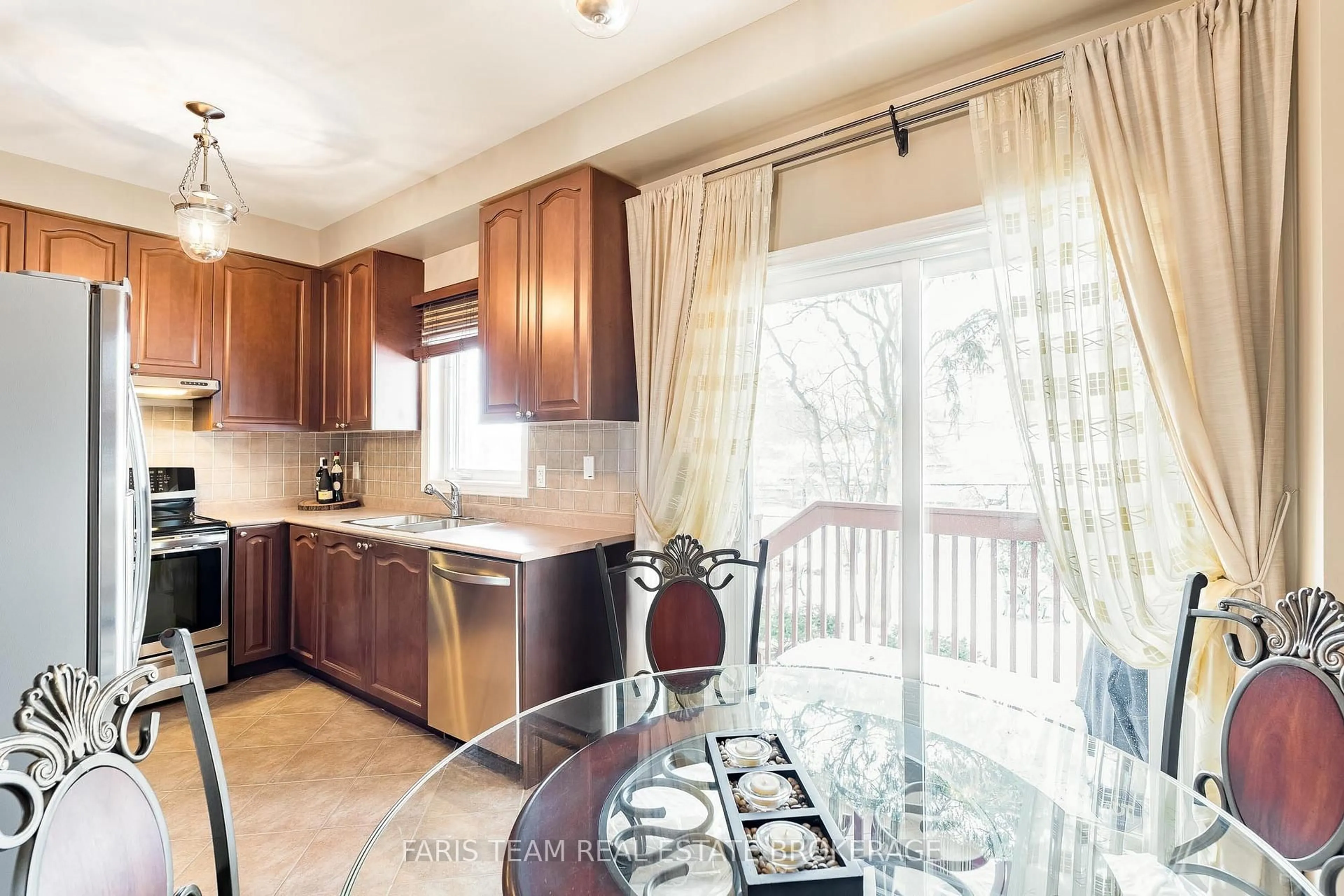 Open concept kitchen, unknown for 272 Tom Taylor Cres, Newmarket Ontario L3X 3E8