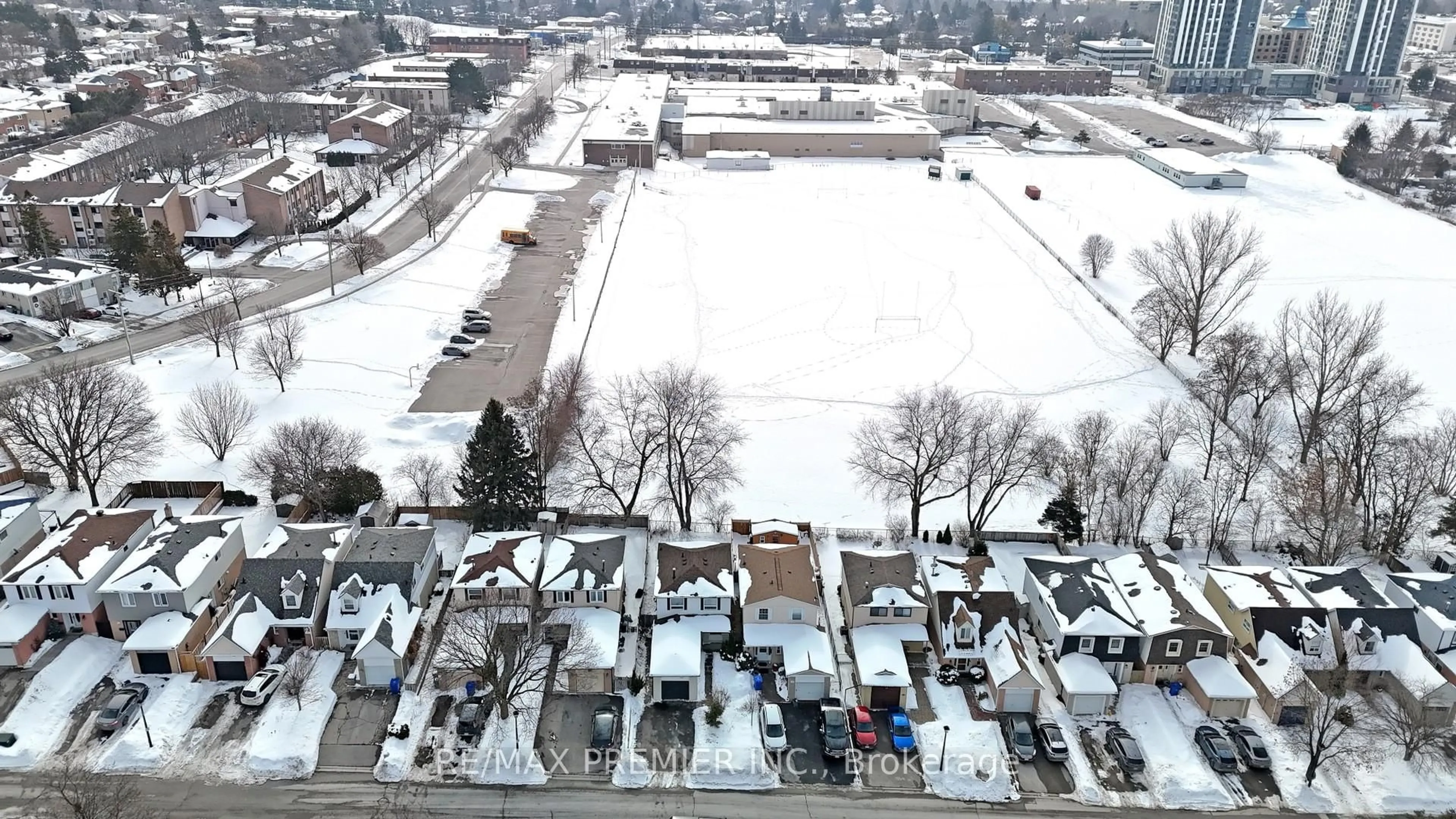 A pic from outside/outdoor area/front of a property/back of a property/a pic from drone, street for 742 Beman Dr, Newmarket Ontario L3Y 4Z2