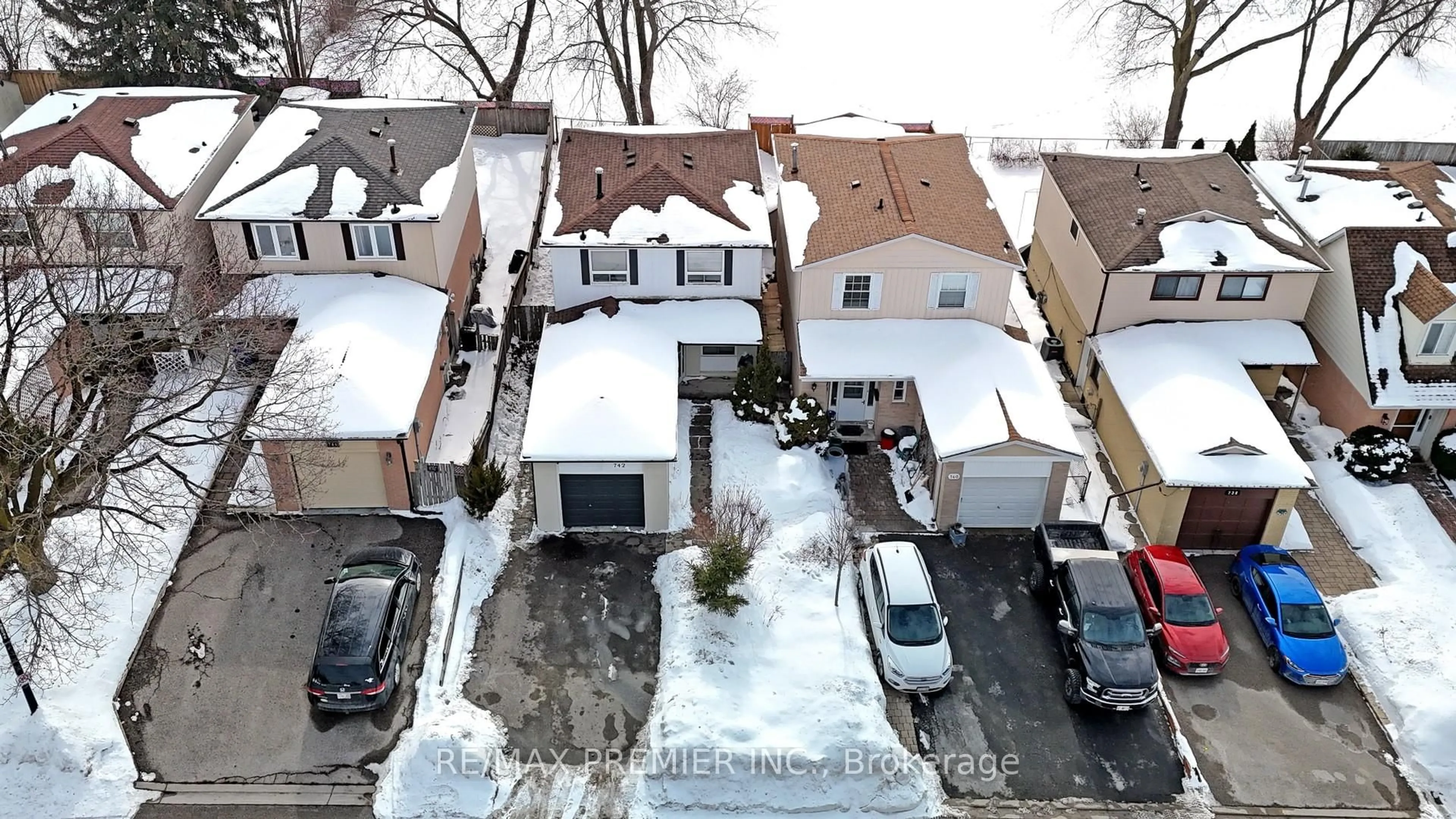A pic from outside/outdoor area/front of a property/back of a property/a pic from drone, street for 742 Beman Dr, Newmarket Ontario L3Y 4Z2