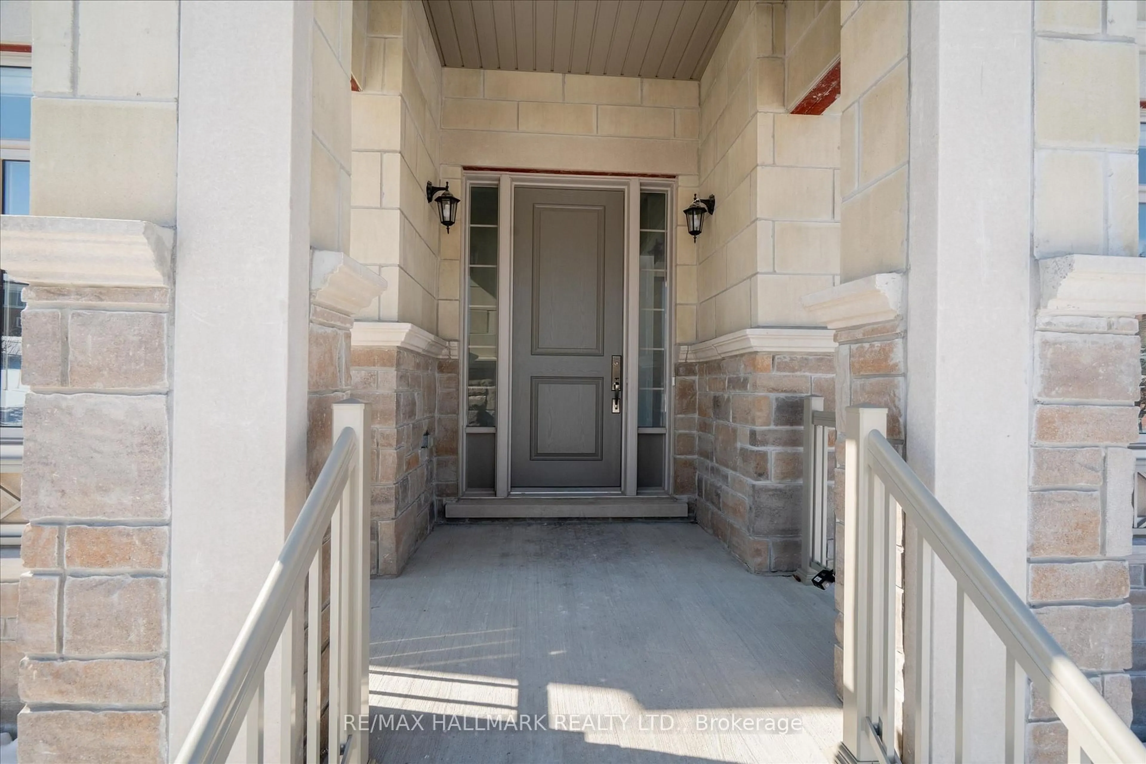 Indoor entryway for 6 Dennis Reed Crt, Aurora Ontario L4G 4A5