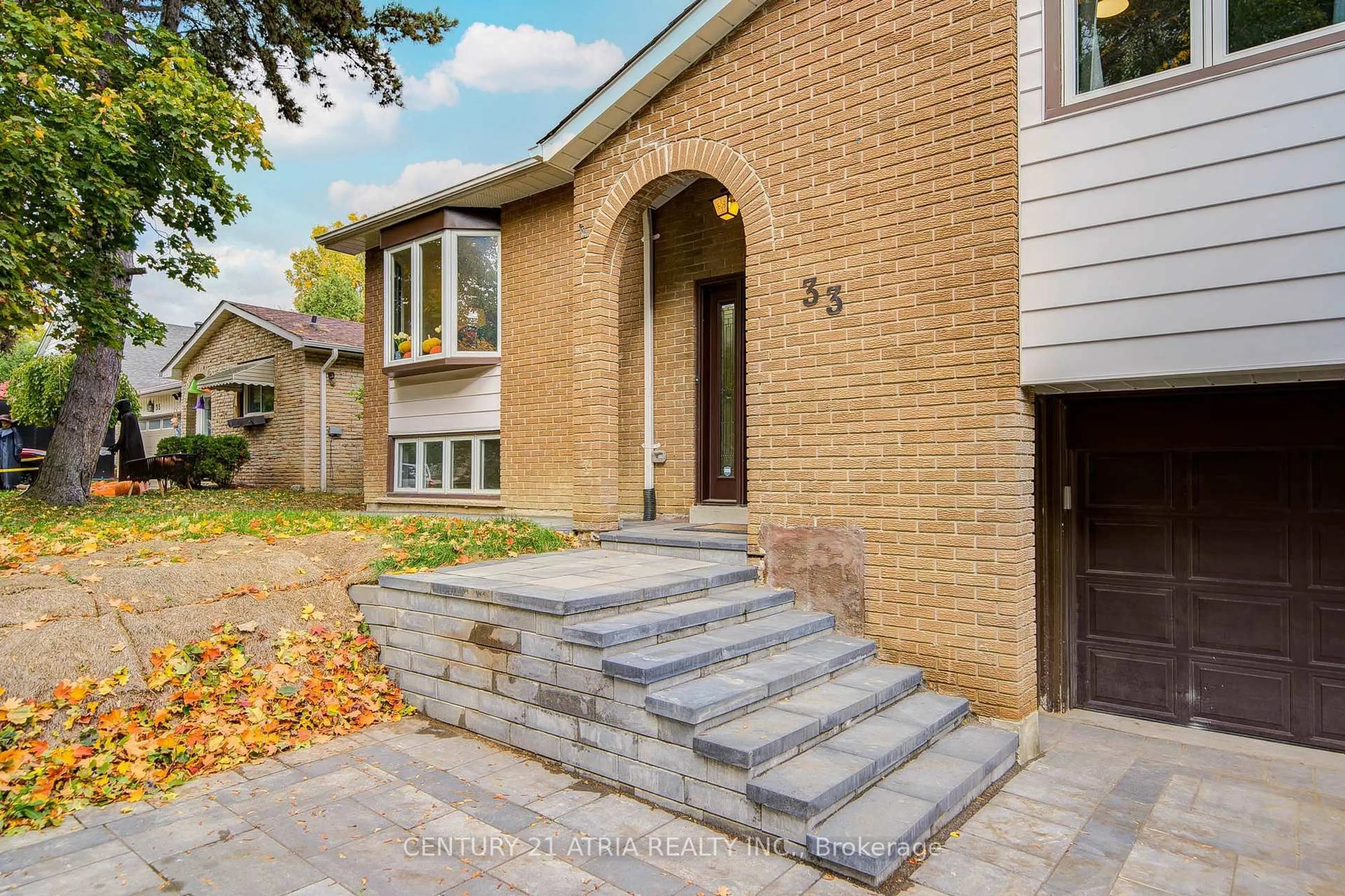 Home with brick exterior material, street for 33 Sir Brandiles Pl, Markham Ontario L3P 2Z4