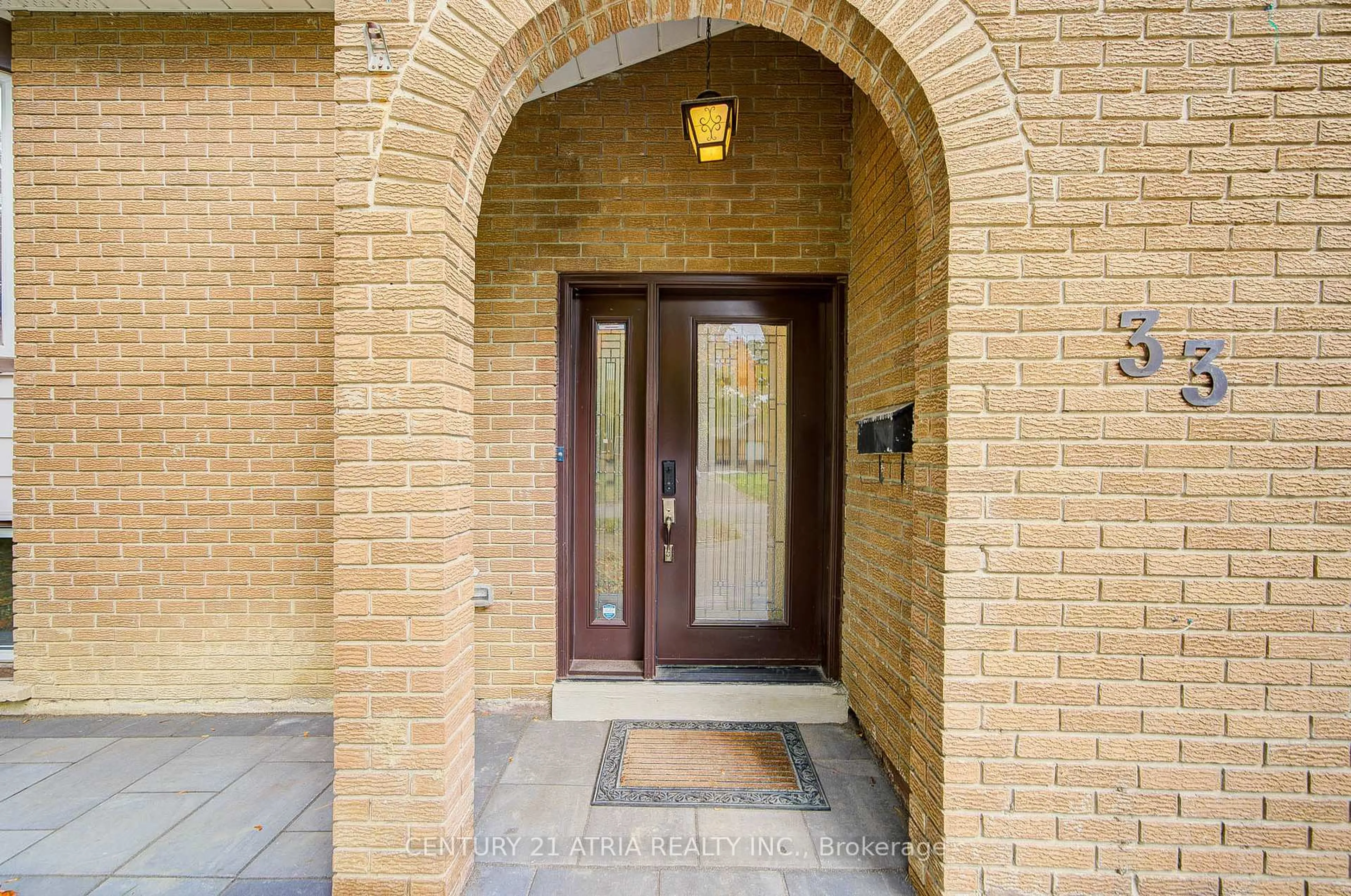 Indoor entryway for 33 Sir Brandiles Pl, Markham Ontario L3P 2Z4