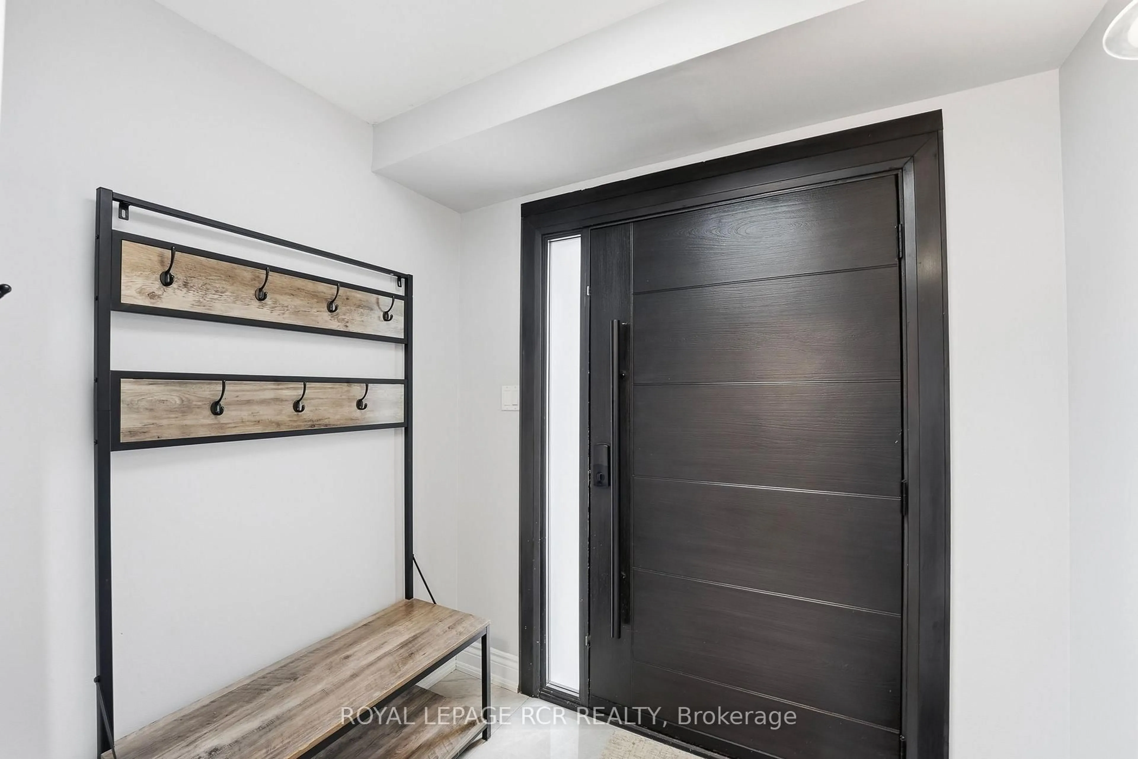 Indoor entryway for 2 Meyer Circ, Markham Ontario L3P 4C2