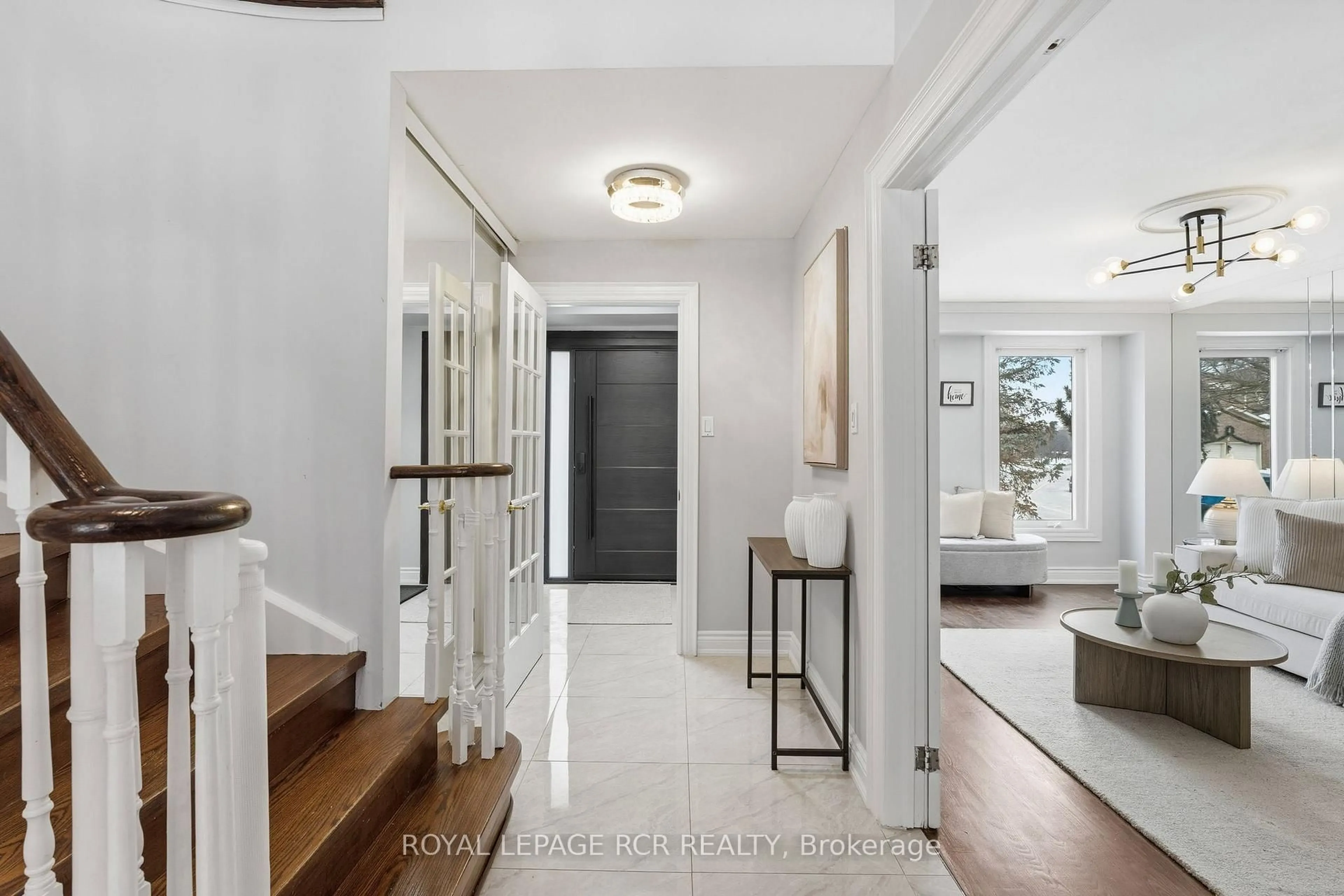 Indoor entryway for 2 Meyer Circ, Markham Ontario L3P 4C2