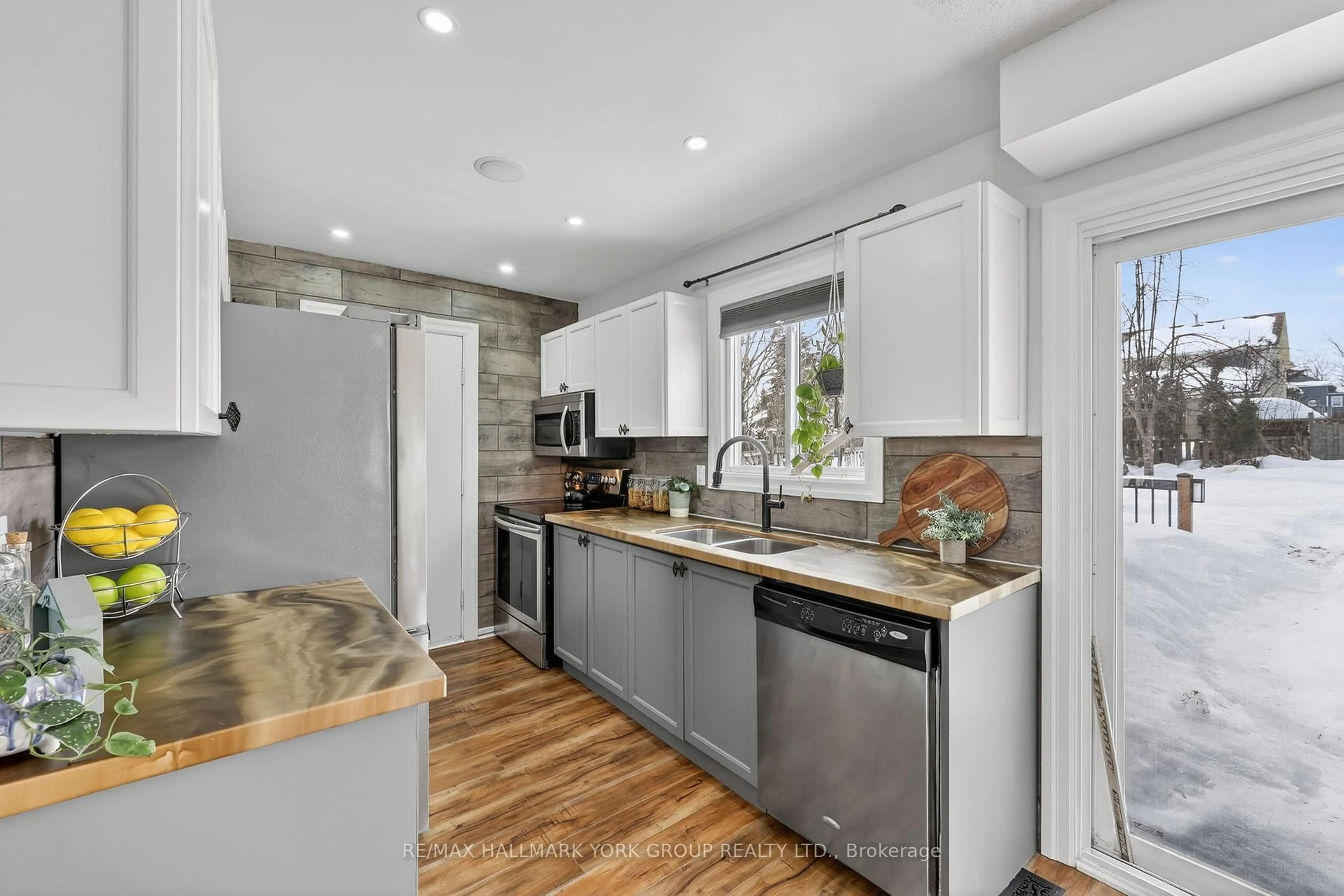 Open concept kitchen, ceramic/tile floor for 1896 Ashwood Ave, Innisfil Ontario L9S 1W1