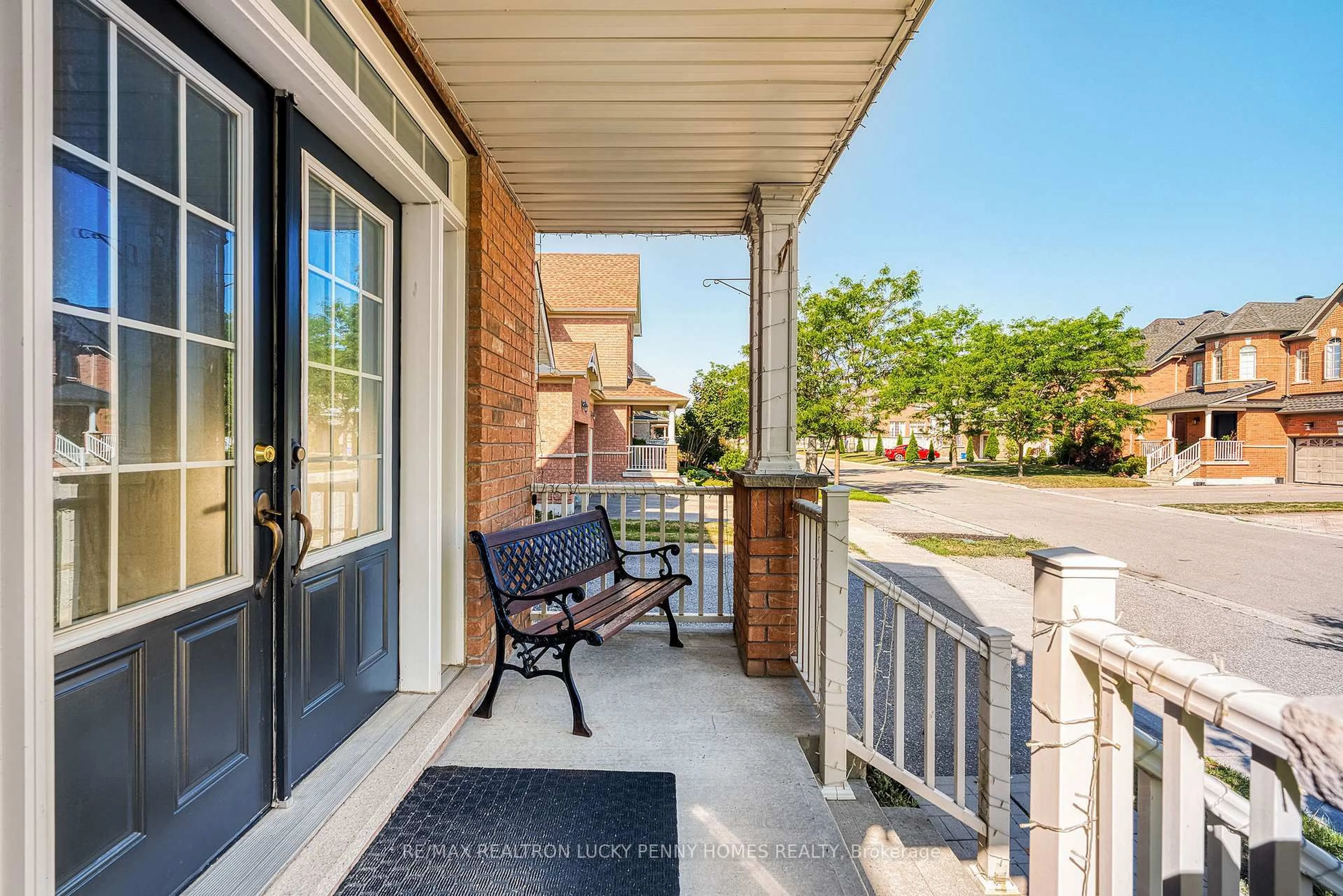 Patio, street for 22 Greenbury Crt, Whitchurch-Stouffville Ontario L4A 0S1