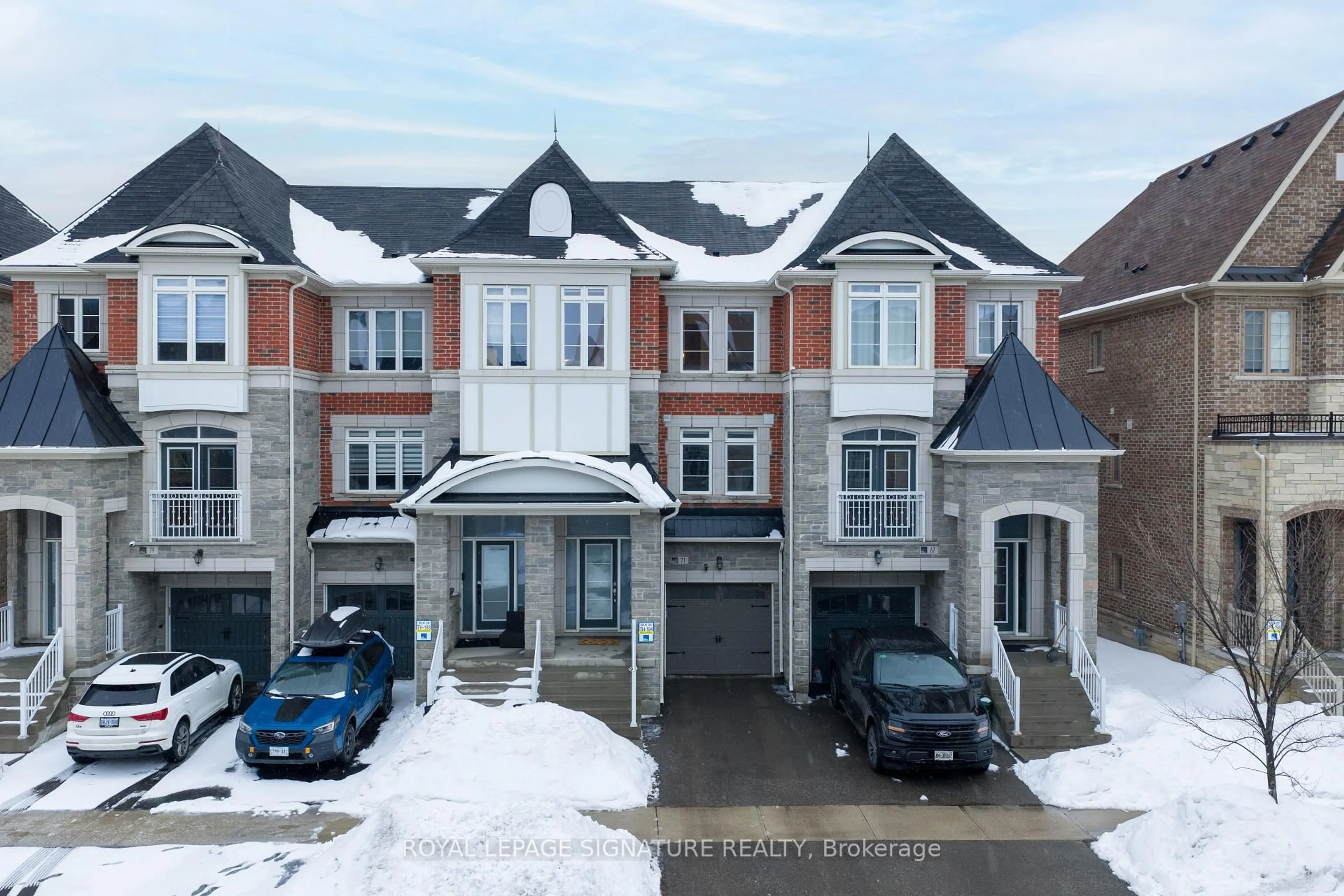 A pic from outside/outdoor area/front of a property/back of a property/a pic from drone, street for 71 Farooq Blvd, Vaughan Ontario L4H 4P3