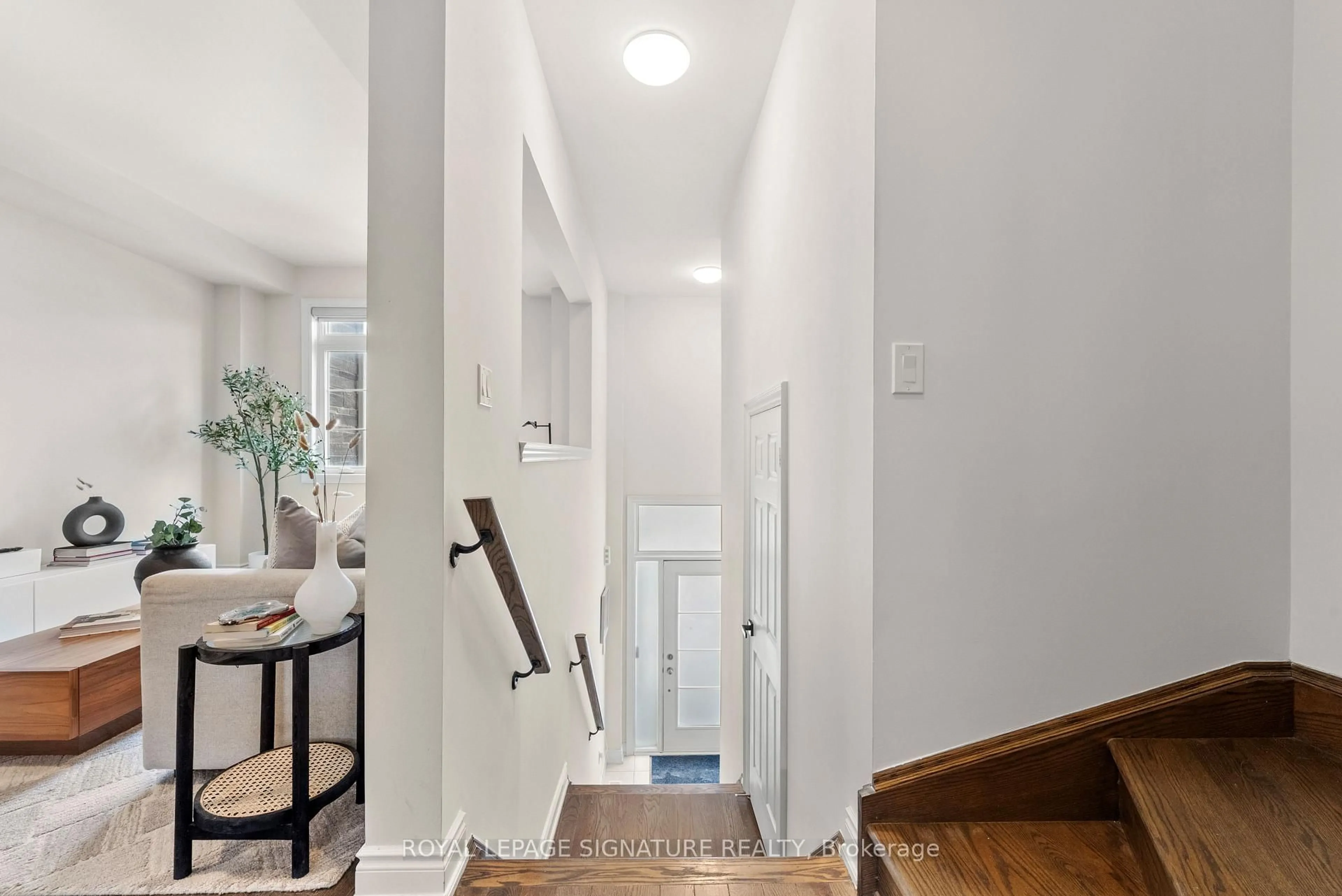 Indoor entryway for 71 Farooq Blvd, Vaughan Ontario L4H 4P3