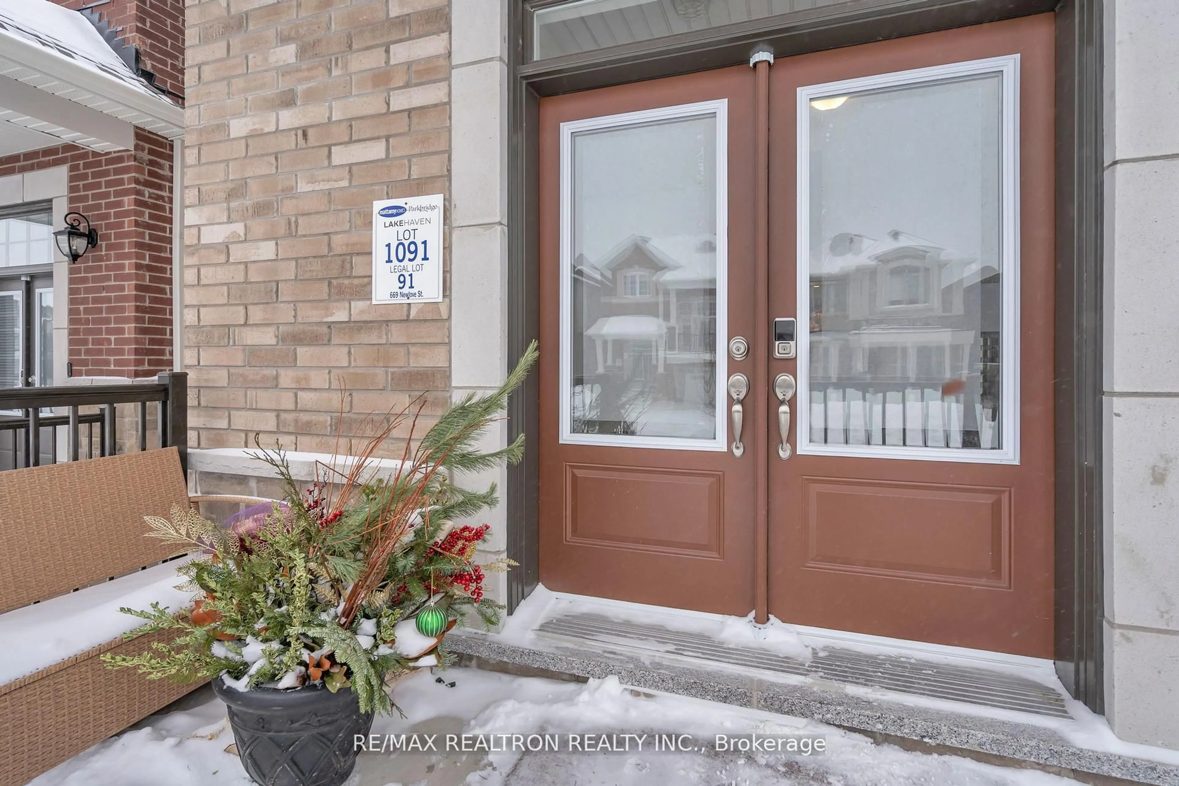 Indoor entryway for 669 Newlove St, Innisfil Ontario L9S 0R9
