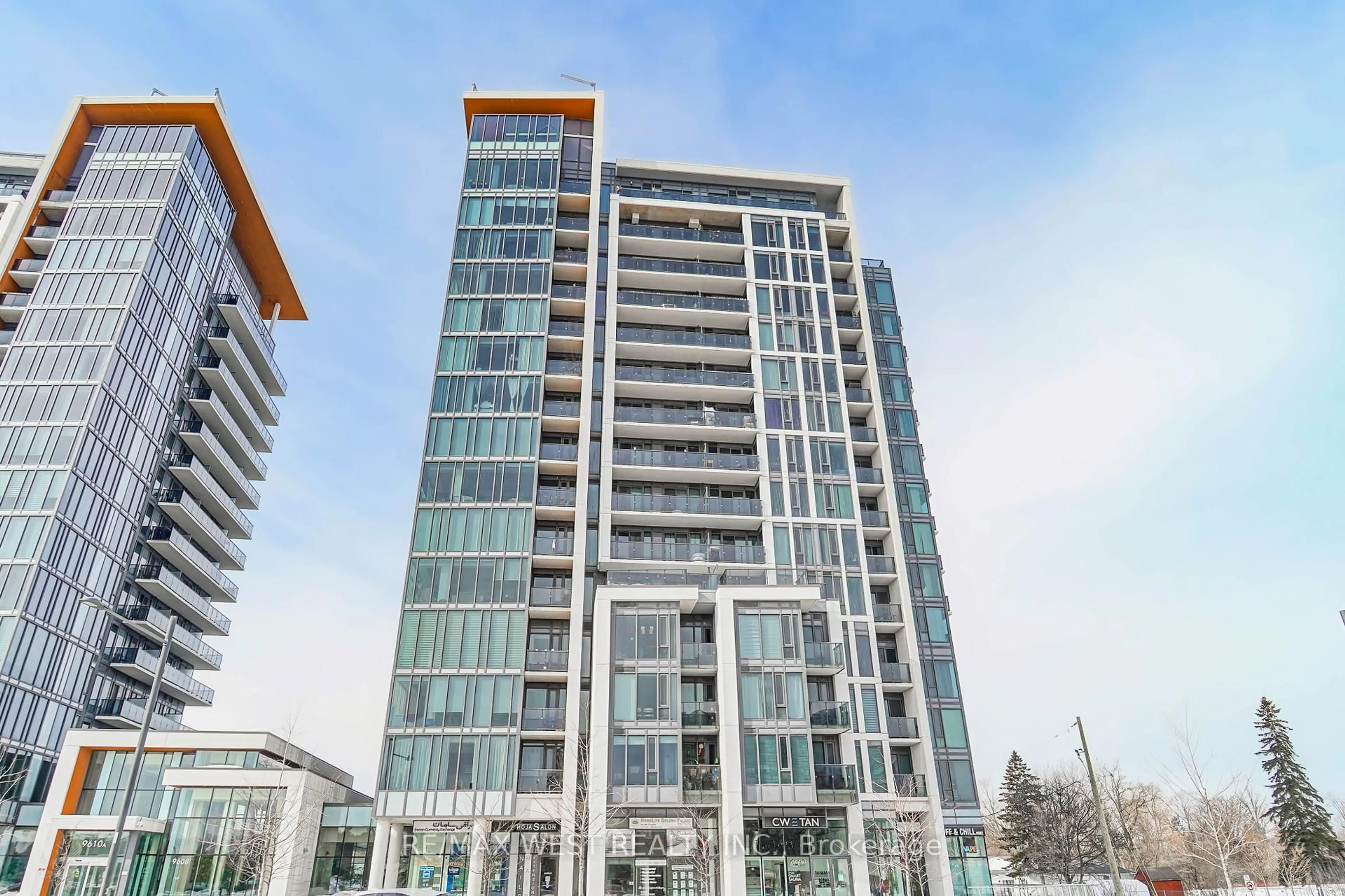 Indoor foyer for 9608 Yonge St #201A, Richmond Hill Ontario L4C 1V6
