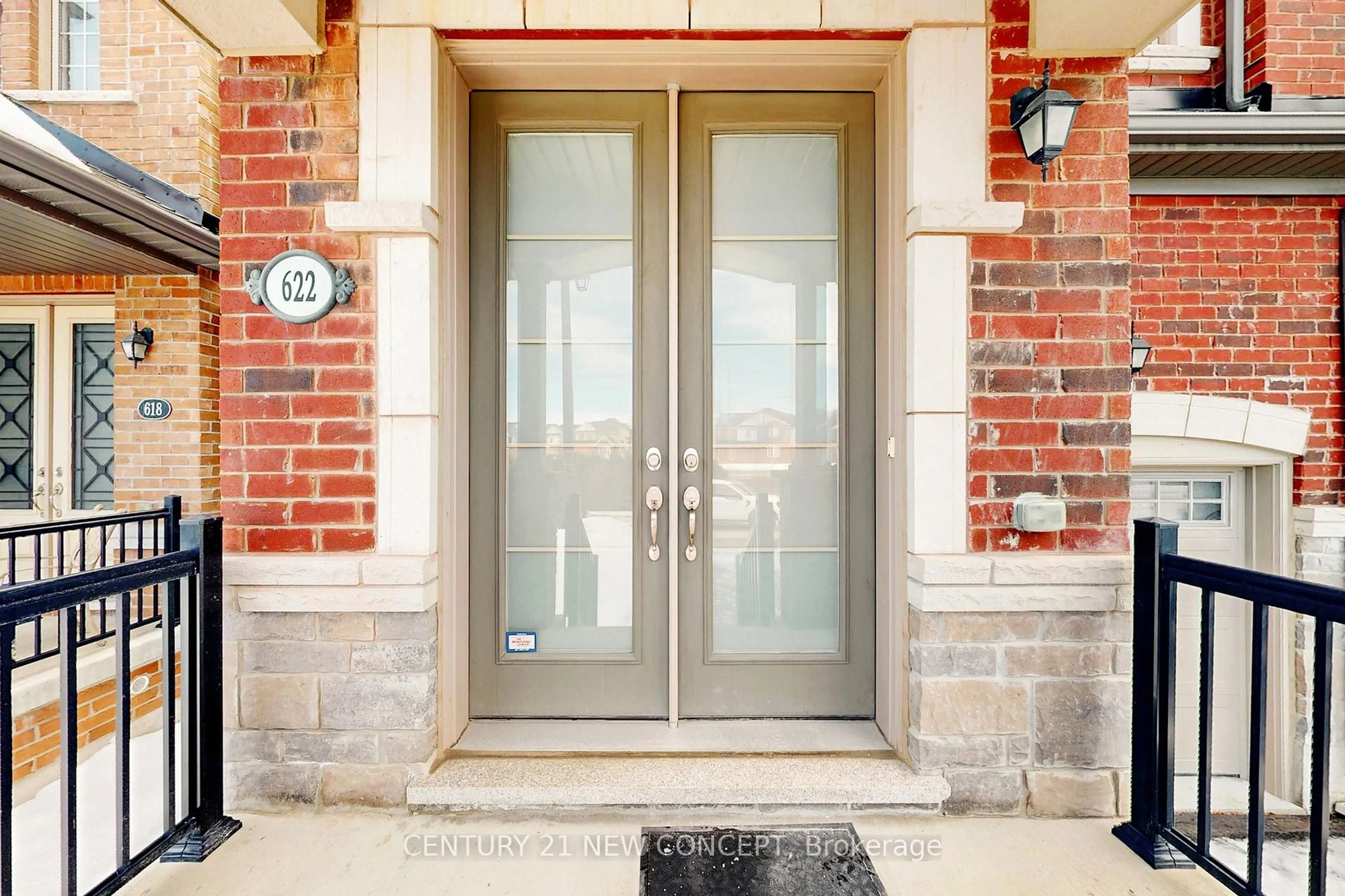 Indoor entryway for 622 Sweetwater Cres, Newmarket Ontario L3X 0H5