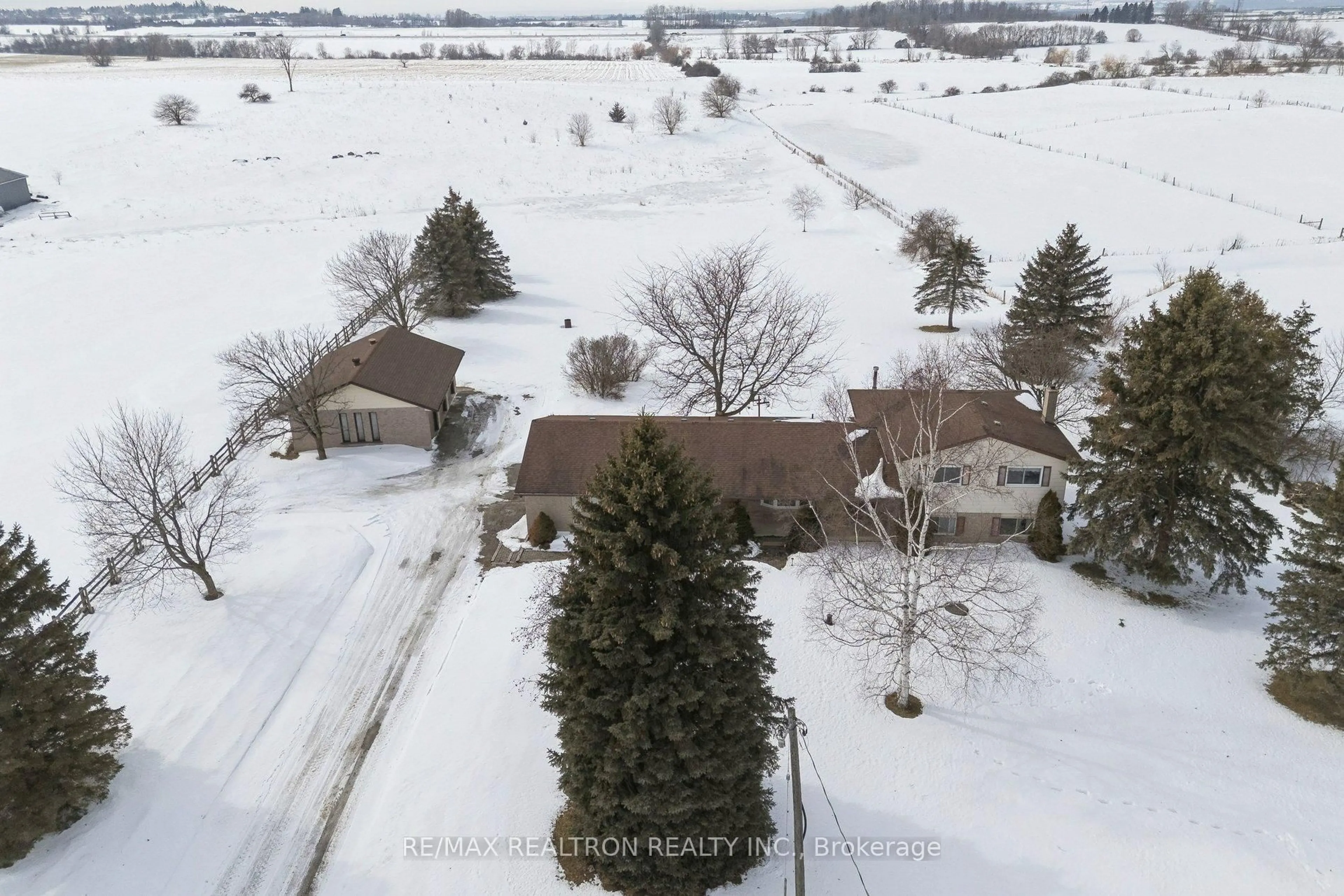 A pic from outside/outdoor area/front of a property/back of a property/a pic from drone, street for 21084 Woodbine Ave, East Gwillimbury Ontario L0G 1R0