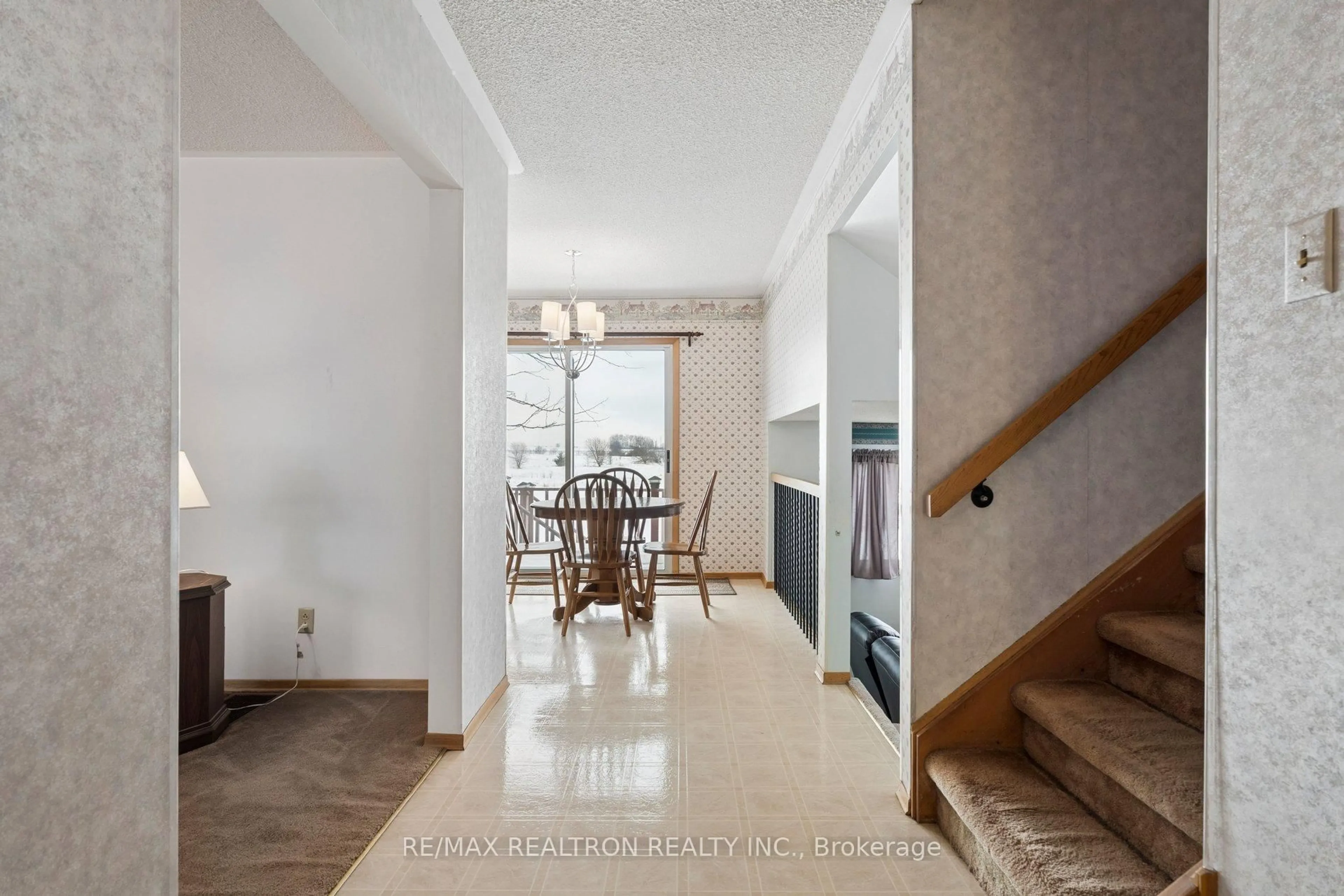 Indoor foyer for 21084 Woodbine Ave, East Gwillimbury Ontario L0G 1R0