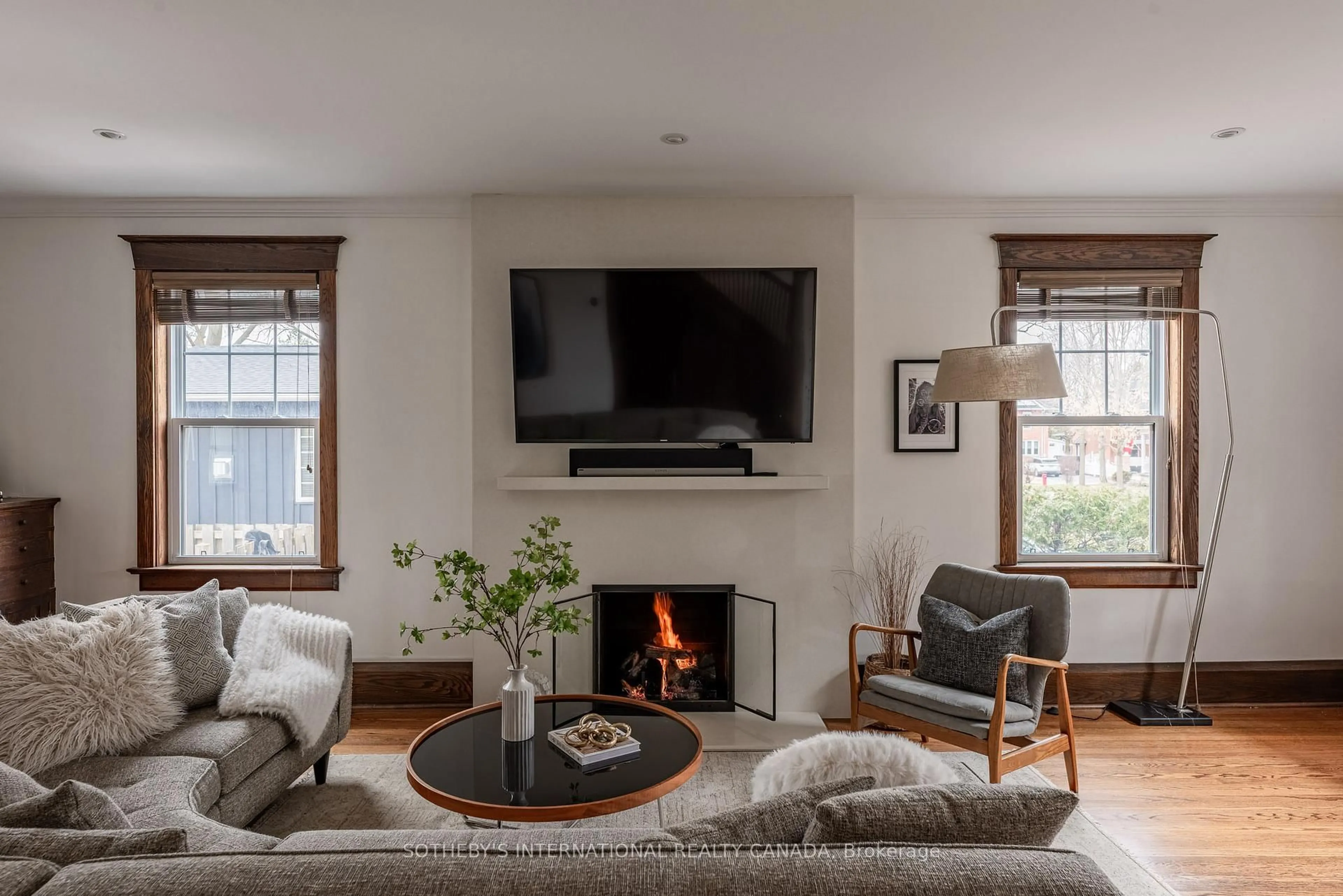 Living room with furniture, unknown for 77 Catherine Ave, Aurora Ontario L4G 1K6