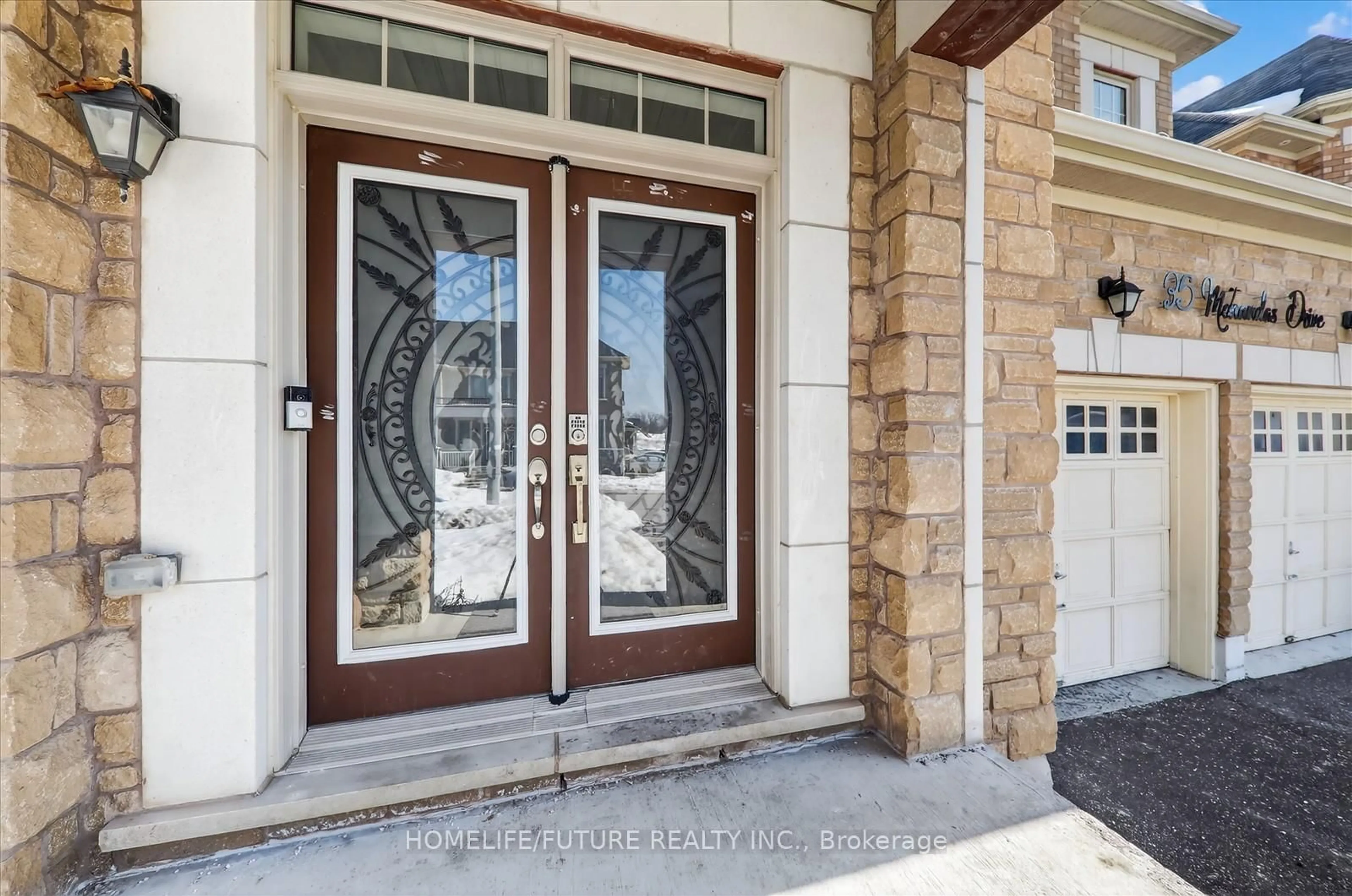 Indoor entryway for 35 Mohandas Dr, Markham Ontario L3S 0E5