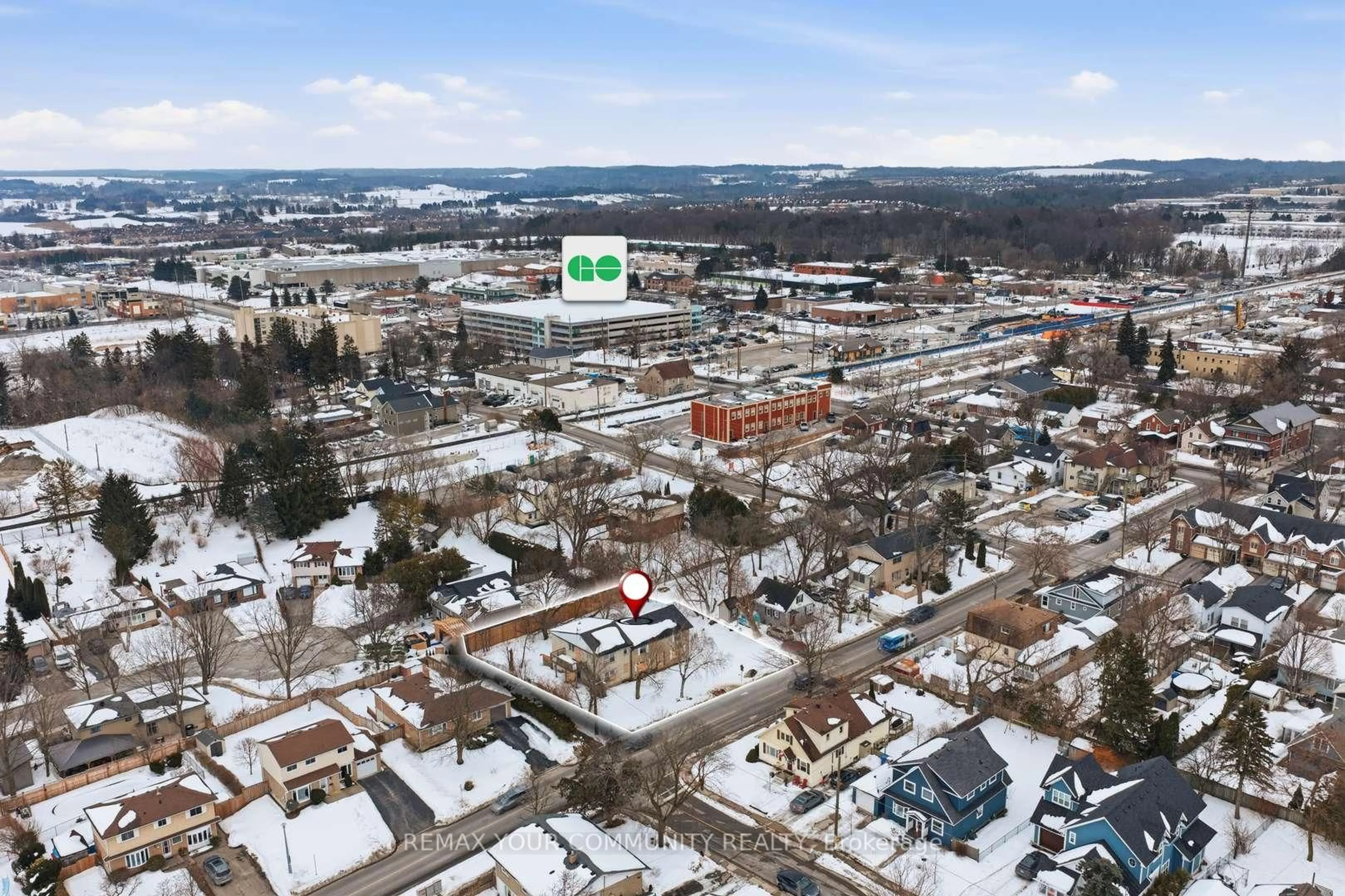 A pic from outside/outdoor area/front of a property/back of a property/a pic from drone, mountain view for 33 Walton Dr, Aurora Ontario L4G 1W8