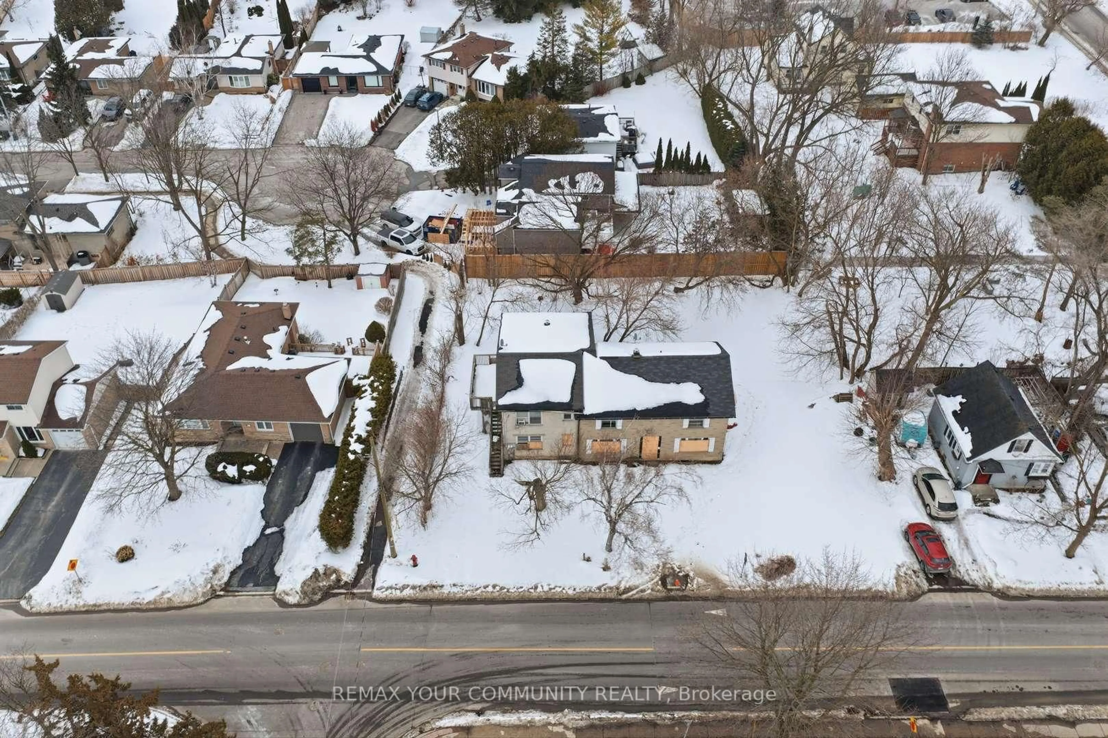 A pic from outside/outdoor area/front of a property/back of a property/a pic from drone, street for 33 Walton Dr, Aurora Ontario L4G 1W8