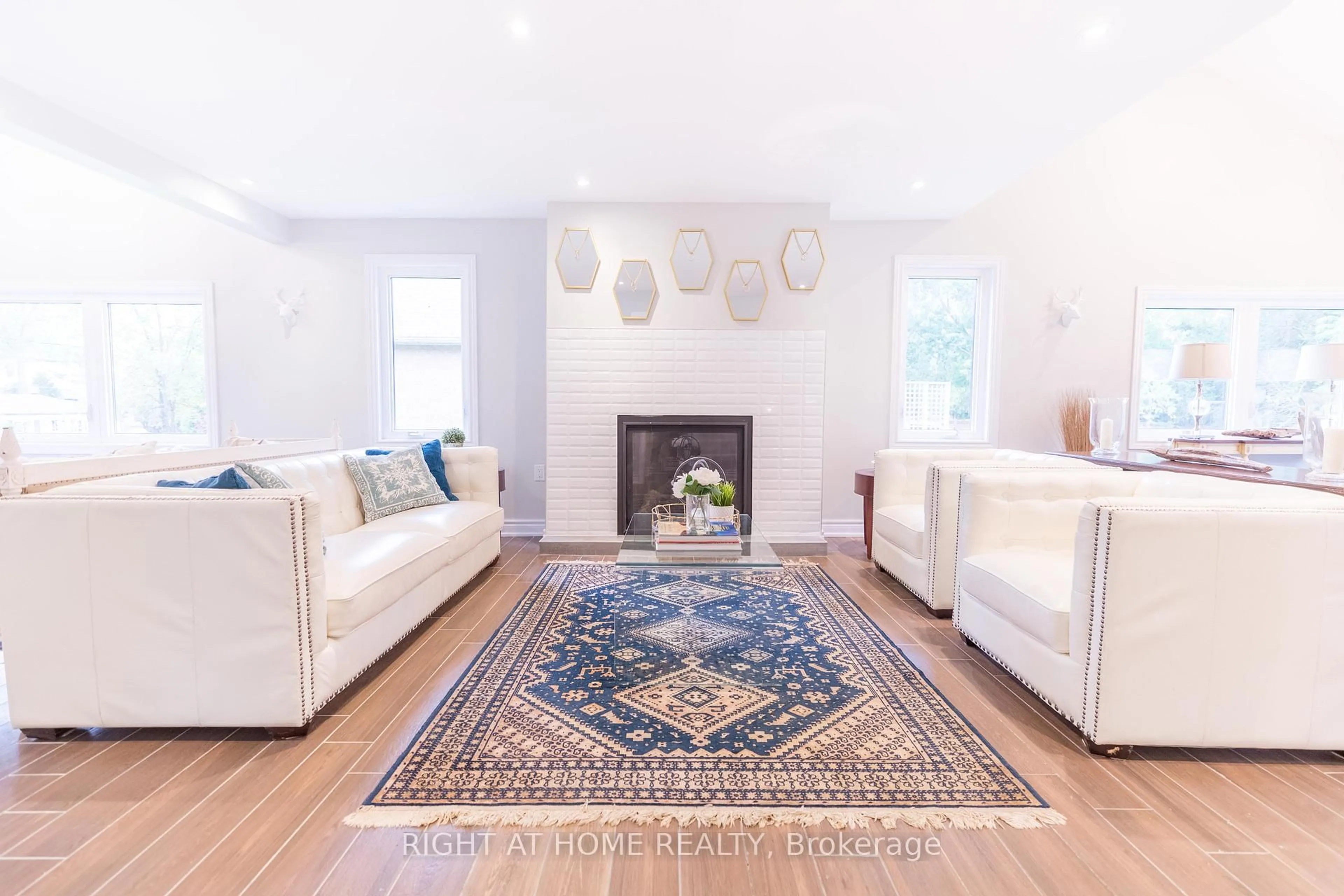 Living room with furniture, unknown for 815 Rockaway Rd, Georgina Ontario L0E 1S0