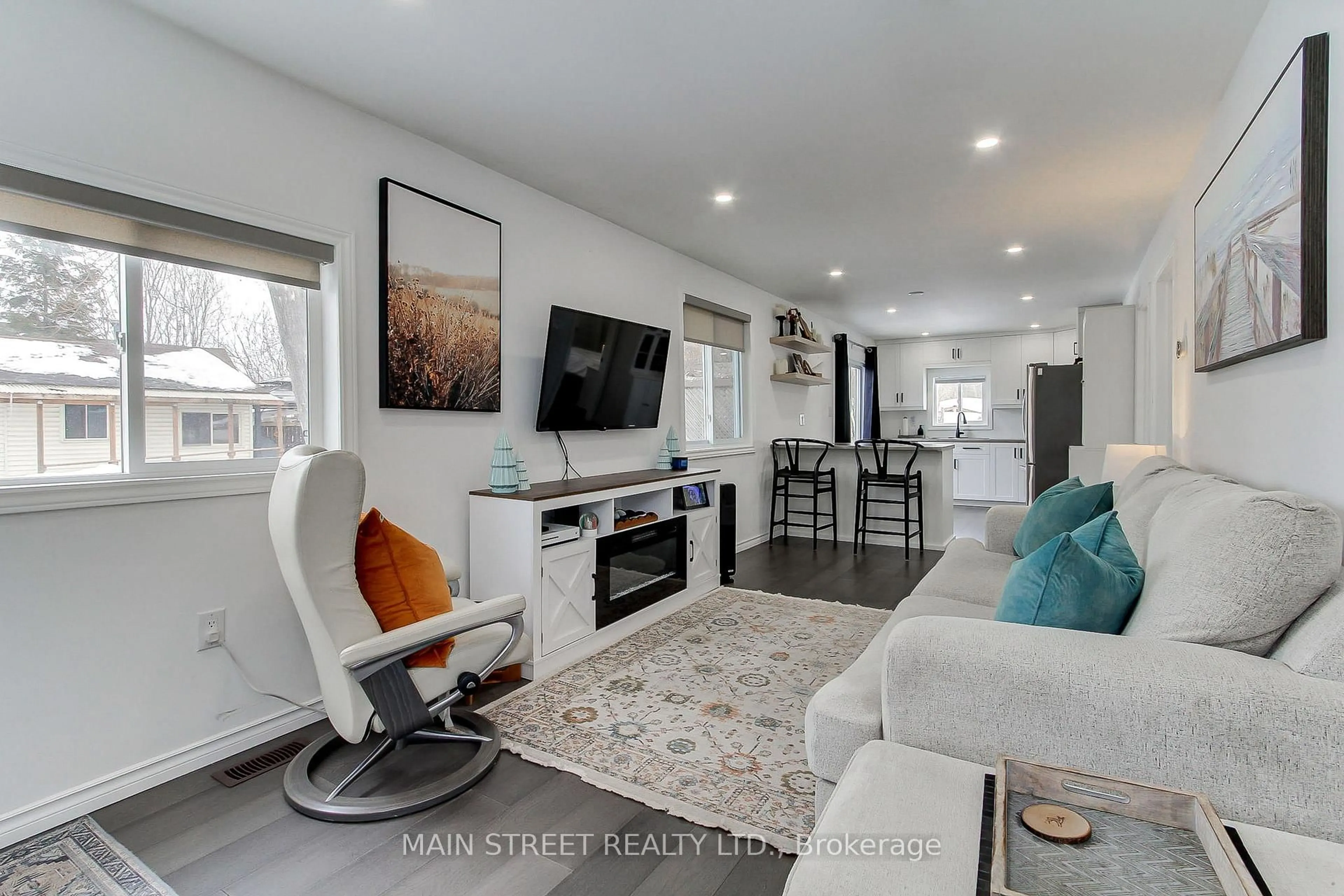 Living room with furniture, unknown for 1039 Ewart St, Innisfil Ontario L0L 1W0