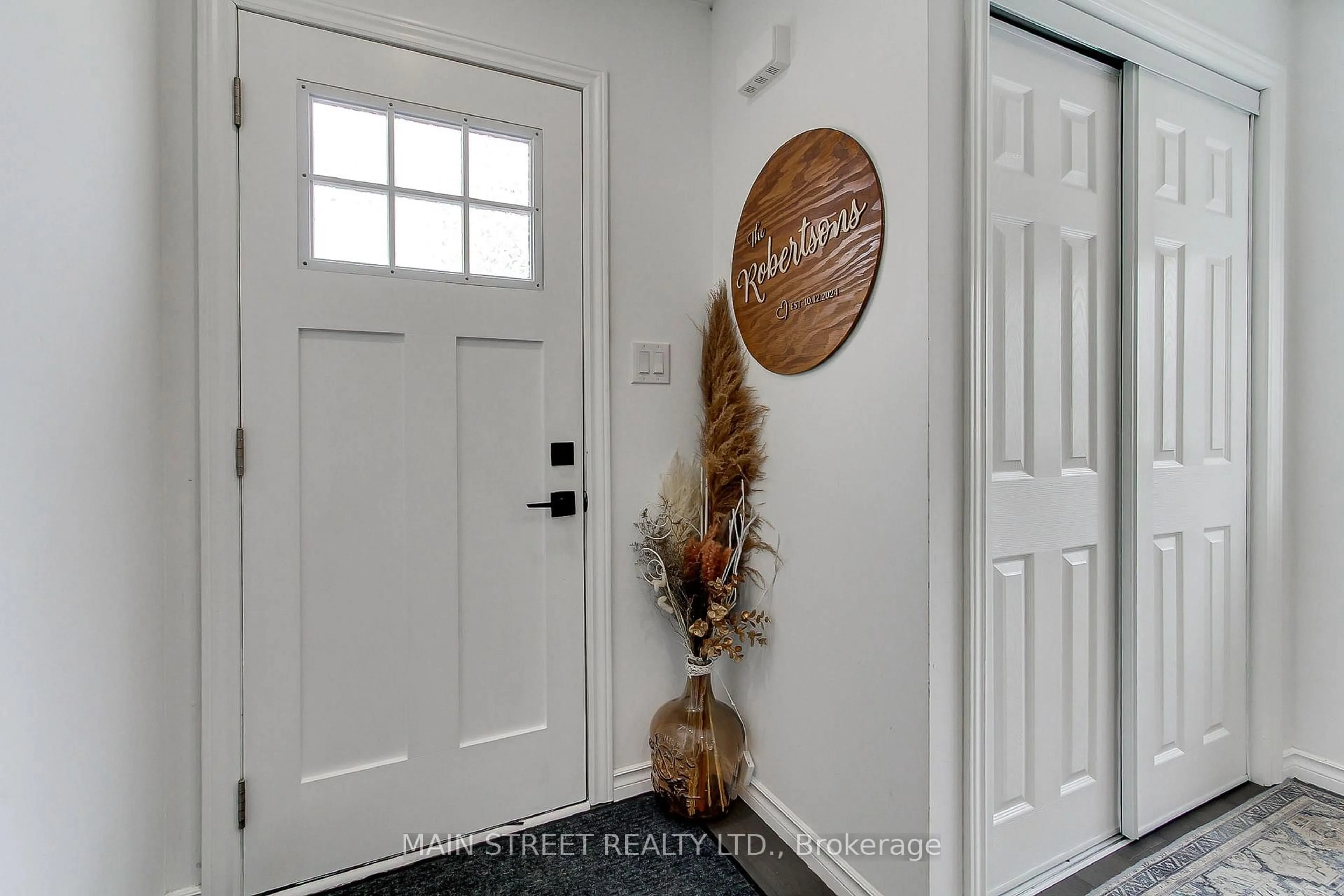 Indoor entryway for 1039 Ewart St, Innisfil Ontario L0L 1W0