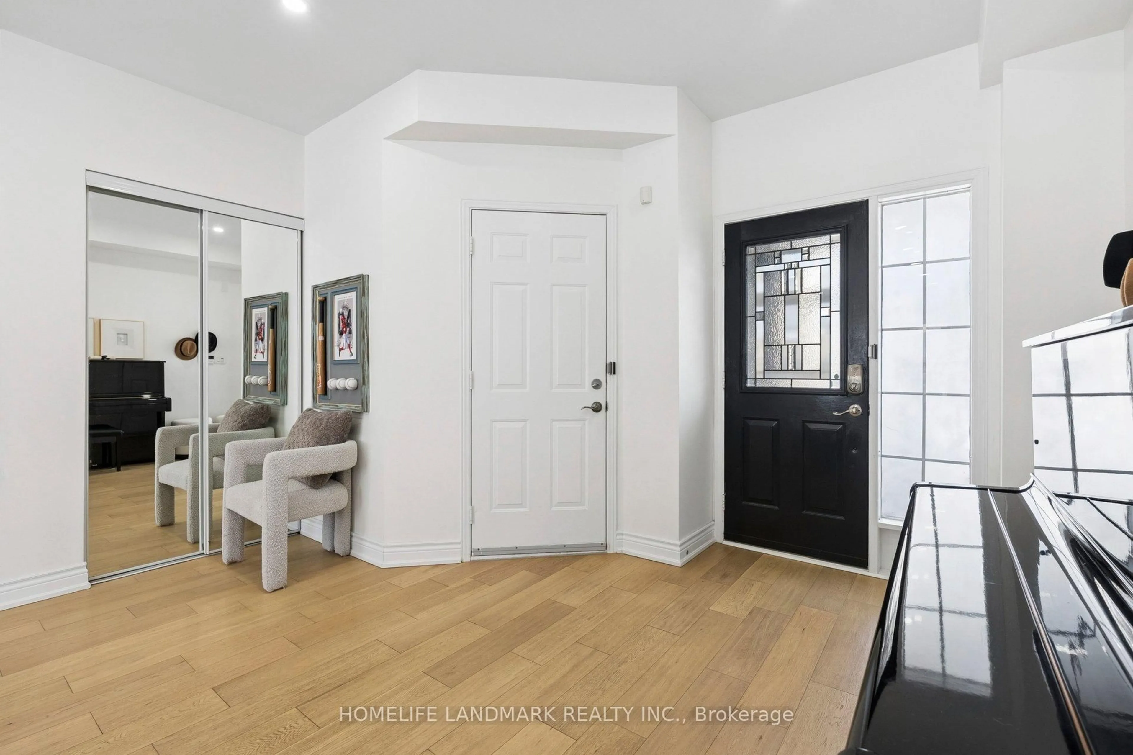 Indoor entryway for 6 Cameo Dr, Richmond Hill Ontario L4S 2C3