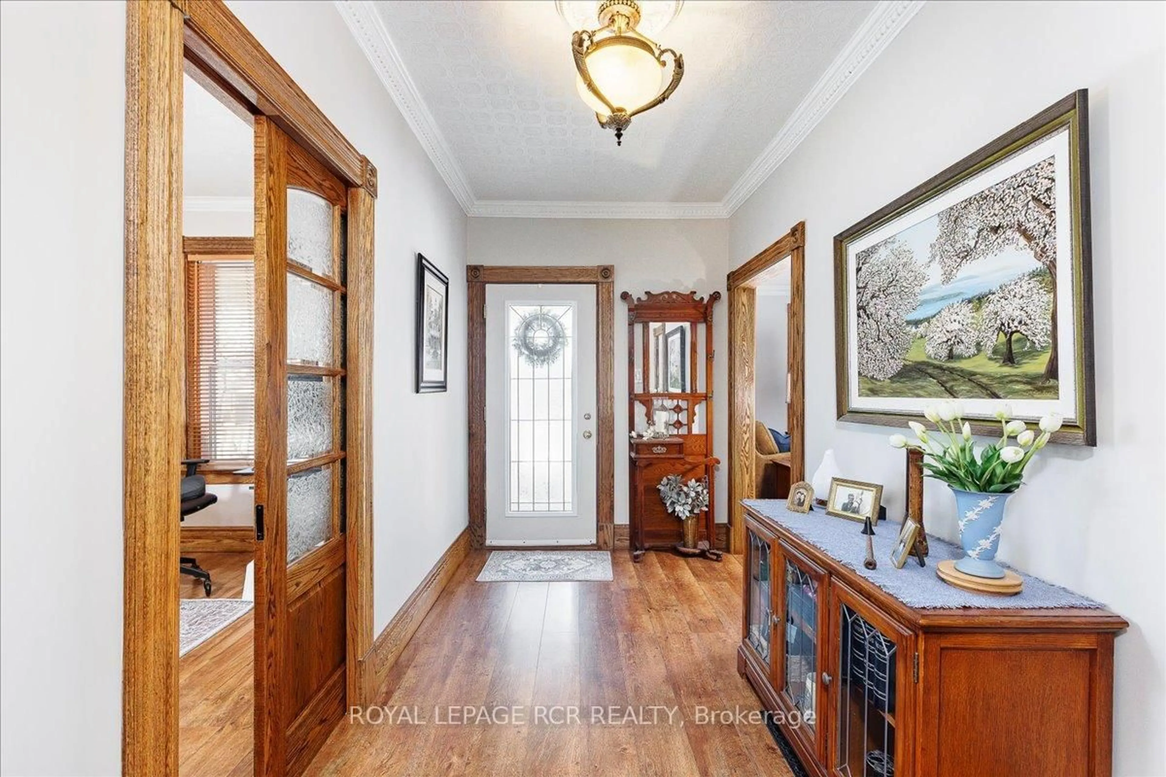 Indoor foyer for 11 King St, East Gwillimbury Ontario L0G 1M0