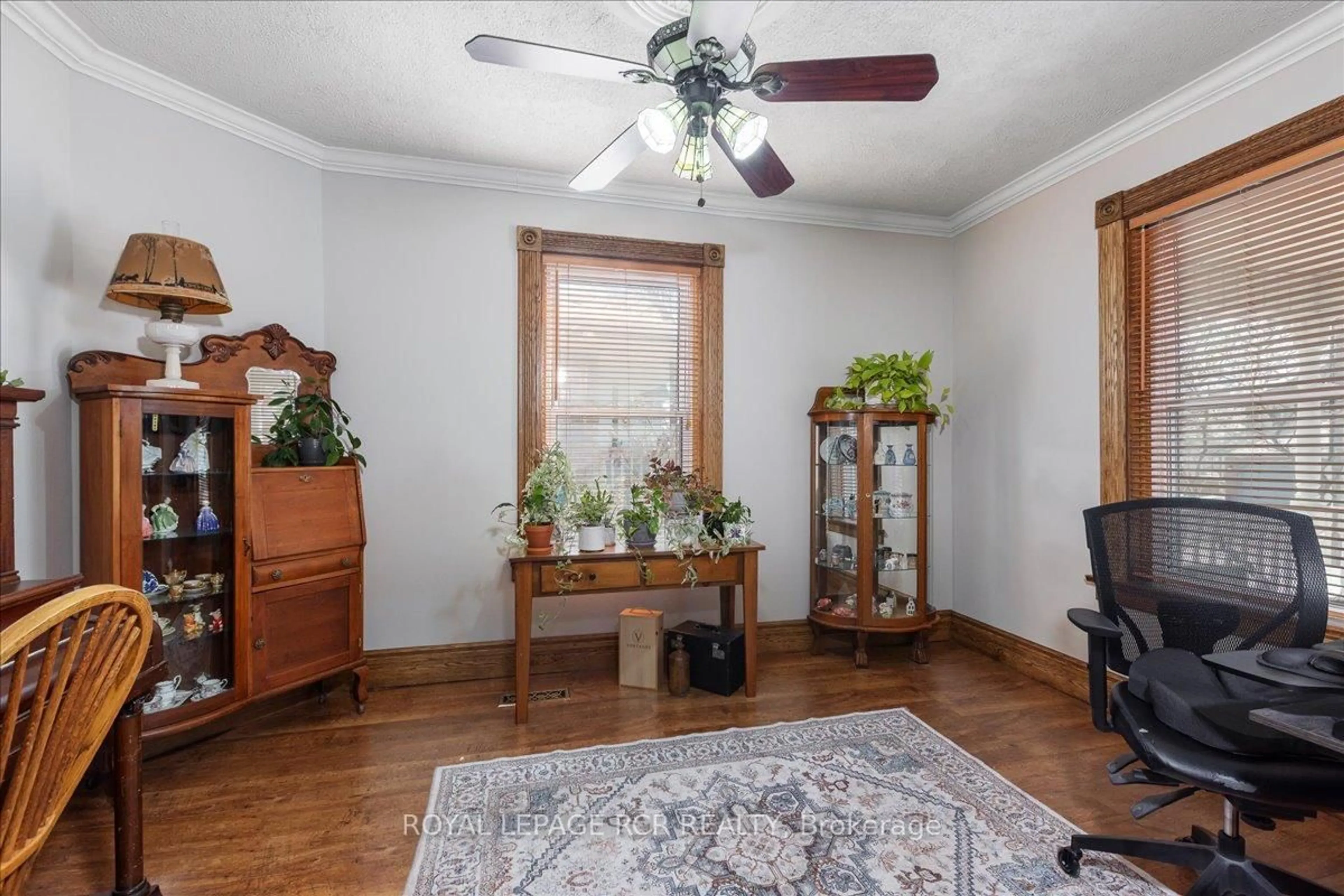 Living room with furniture, unknown for 11 King St, East Gwillimbury Ontario L0G 1M0