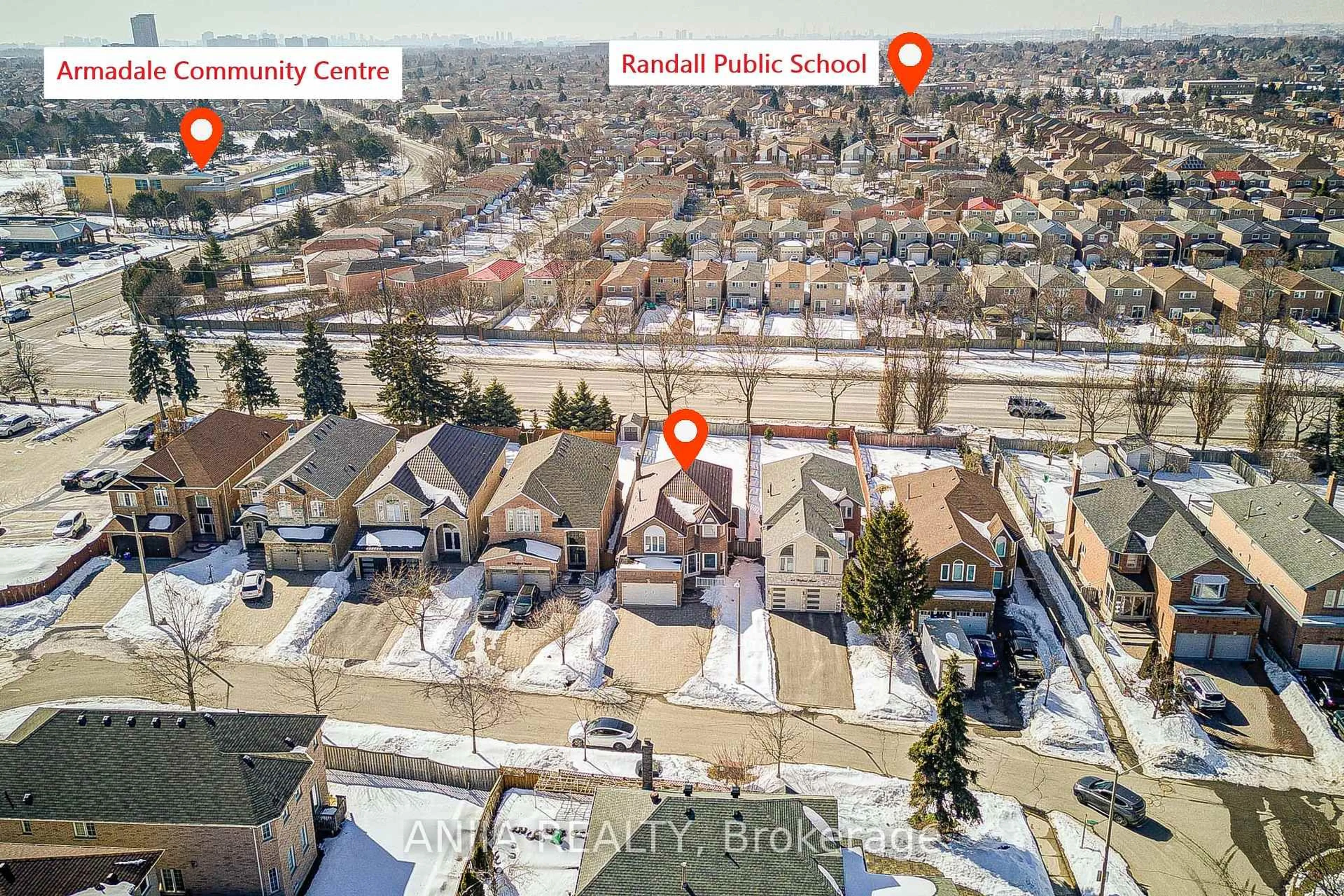 A pic from outside/outdoor area/front of a property/back of a property/a pic from drone, street for 62 Walford Rd, Markham Ontario L3S 2T1
