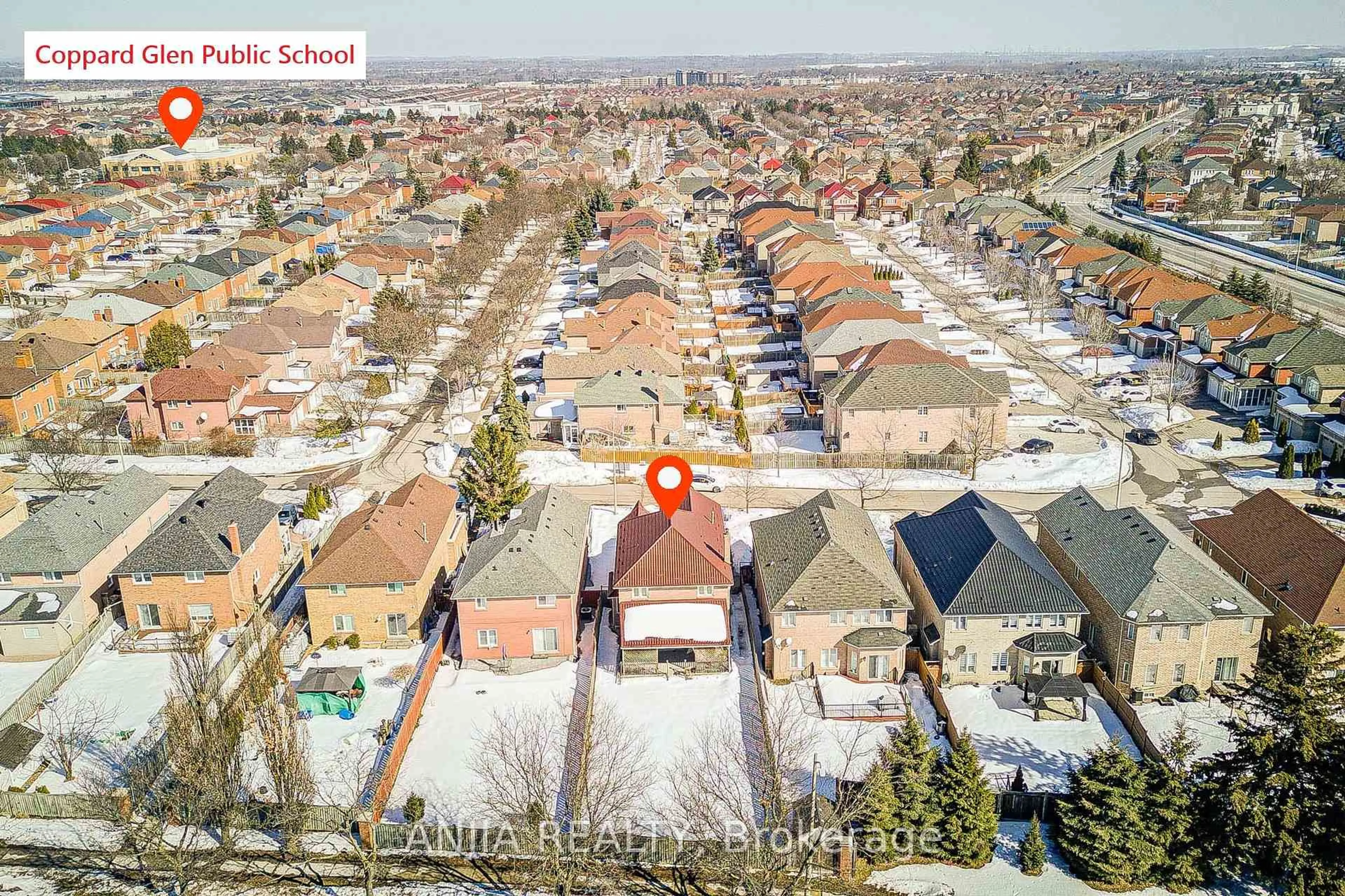 A pic from outside/outdoor area/front of a property/back of a property/a pic from drone, street for 62 Walford Rd, Markham Ontario L3S 2T1