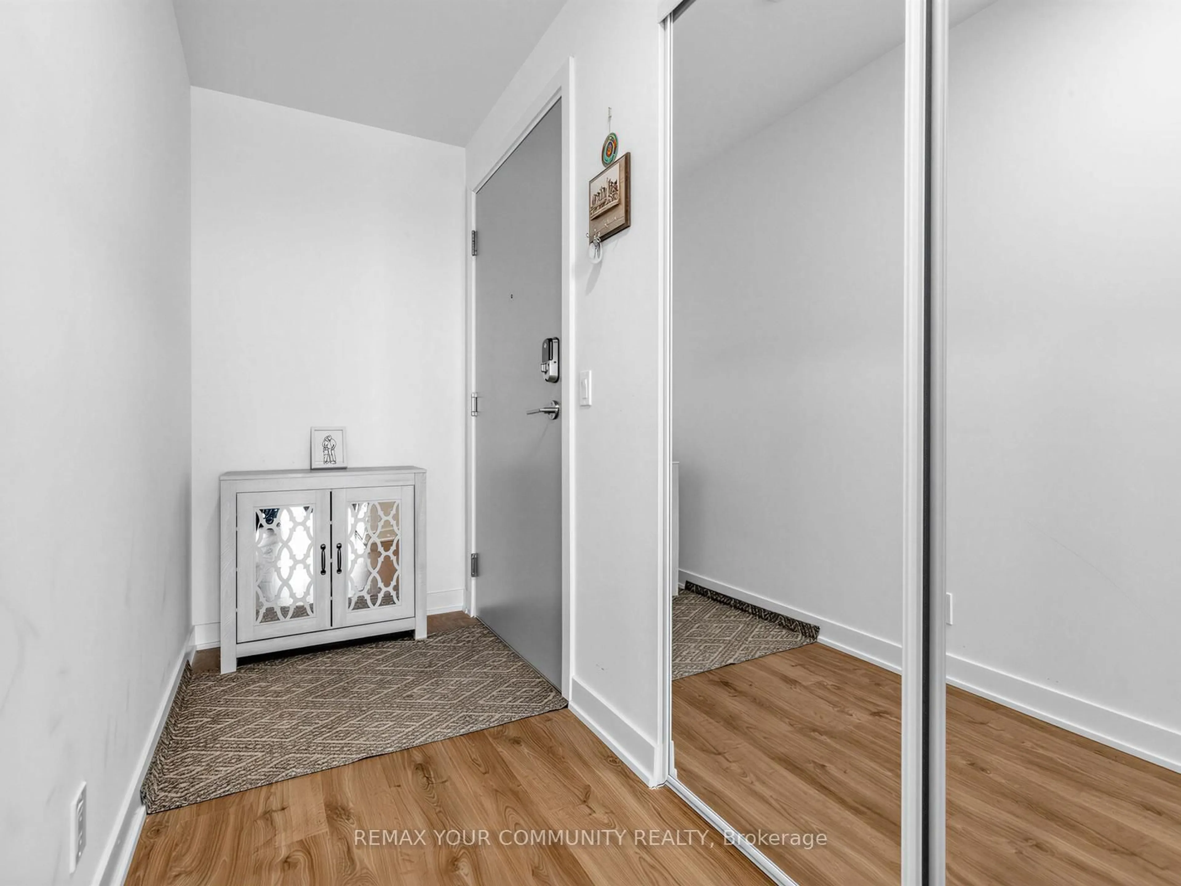 Indoor entryway for 30 Upper Mall Way #1510, Vaughan Ontario L4J 4P8