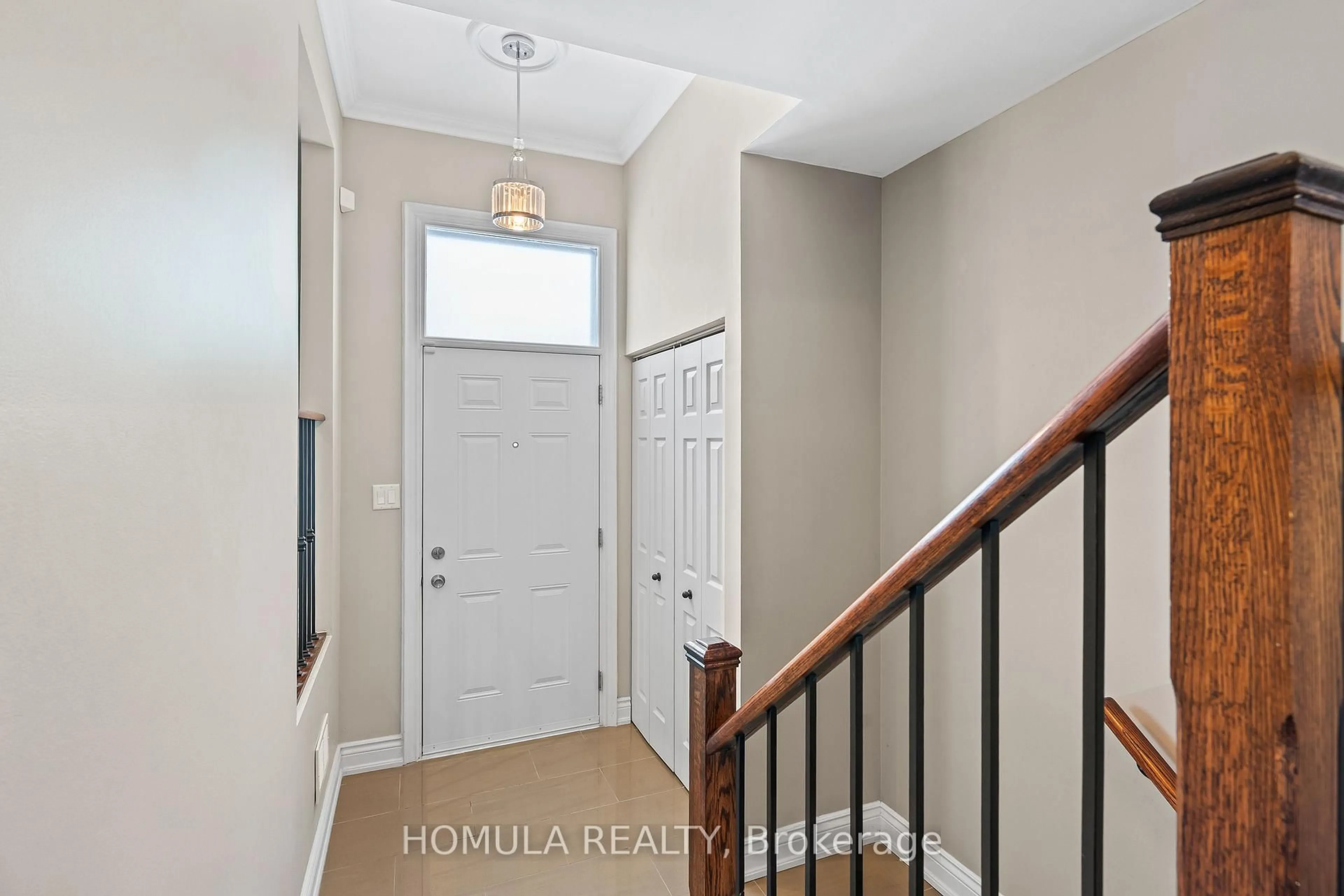 Indoor entryway for 211 Woodbridge Ave #5, Vaughan Ontario L4L 2T1