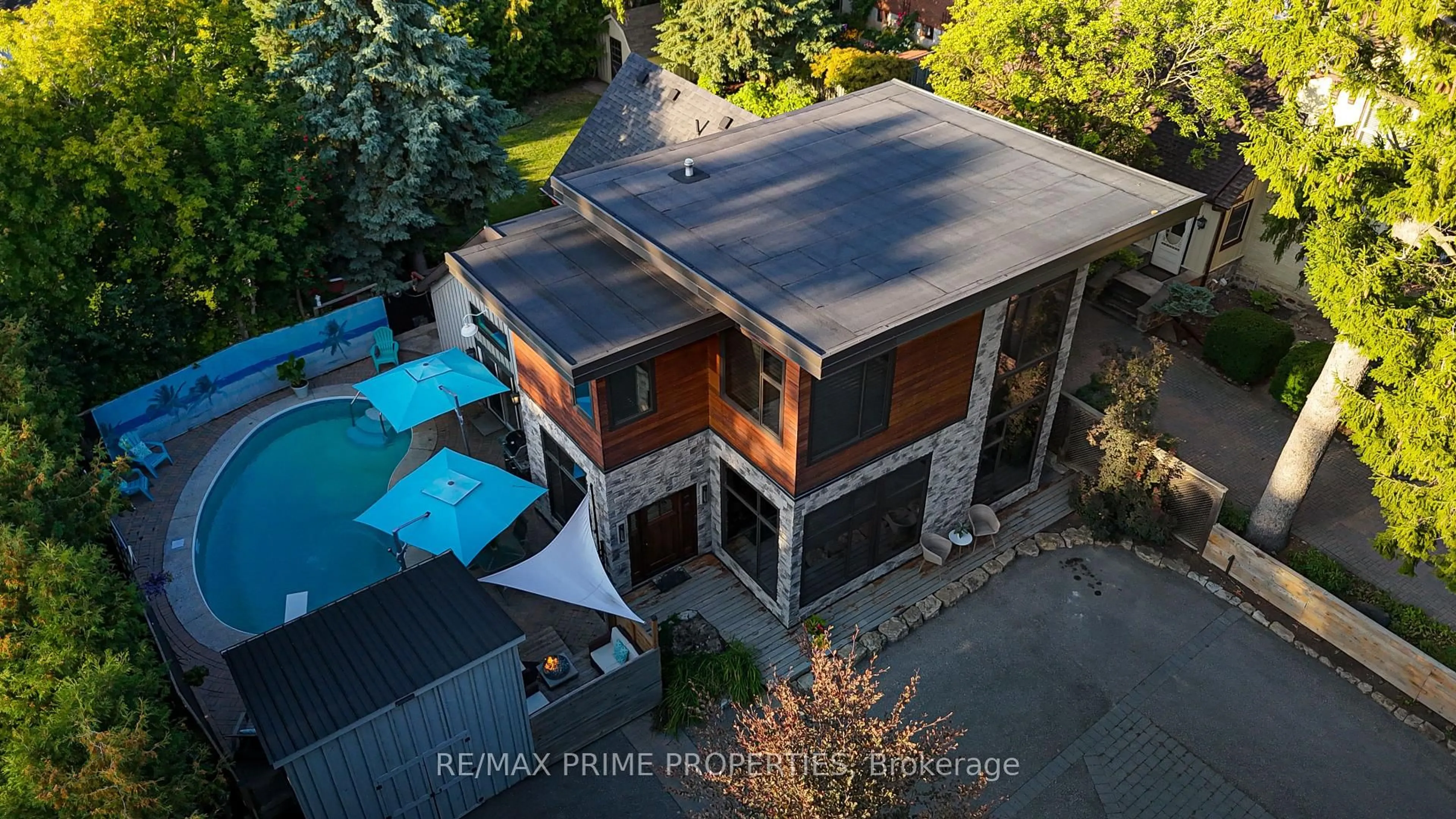 A pic from outside/outdoor area/front of a property/back of a property/a pic from drone, unknown for 227 second St, Whitchurch-Stouffville Ontario L4A 1B9
