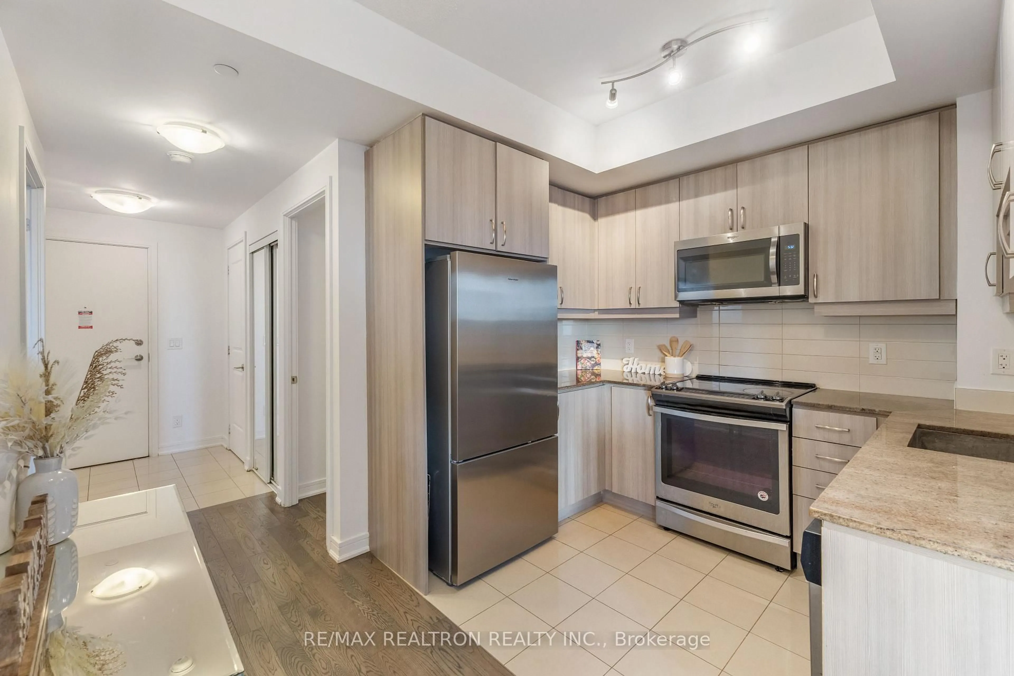 Standard kitchen, unknown for 9205 Yonge St #501, Richmond Hill Ontario L4C 6Z2