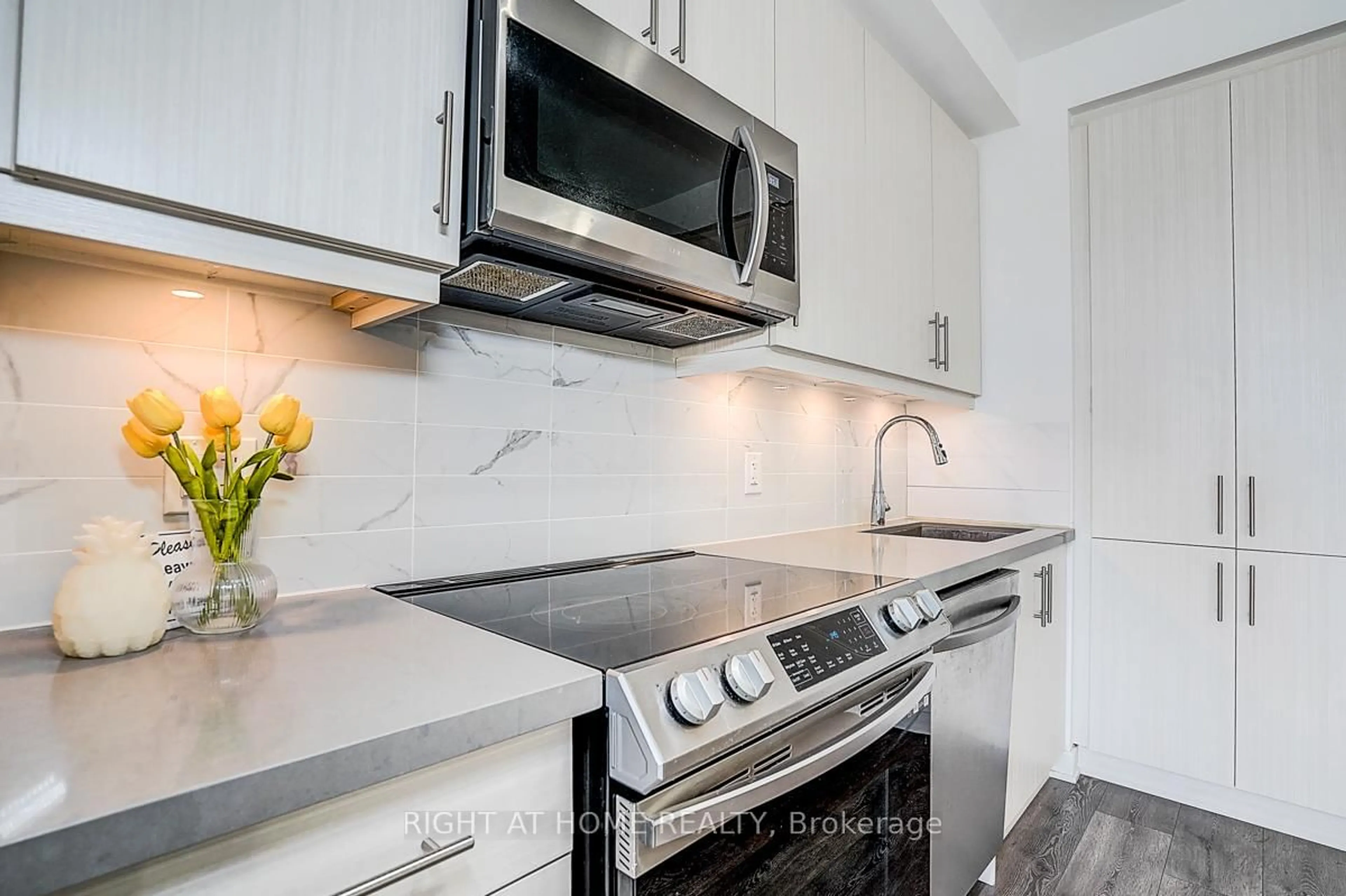 Unknown for 95 Oneida Cres #508, Richmond Hill Ontario L4B 0H5