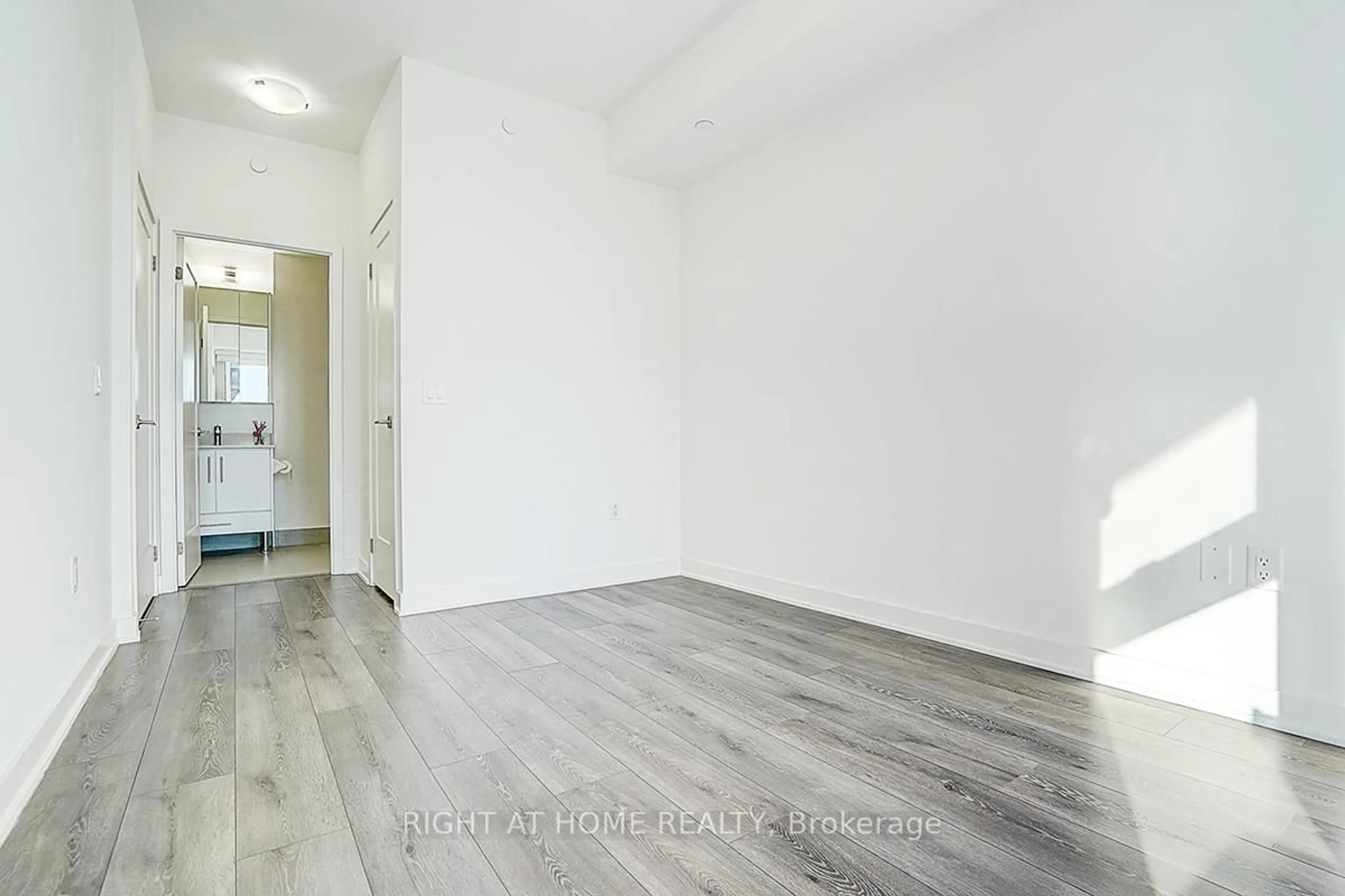 Indoor entryway for 95 Oneida Cres #508, Richmond Hill Ontario L4B 0H5