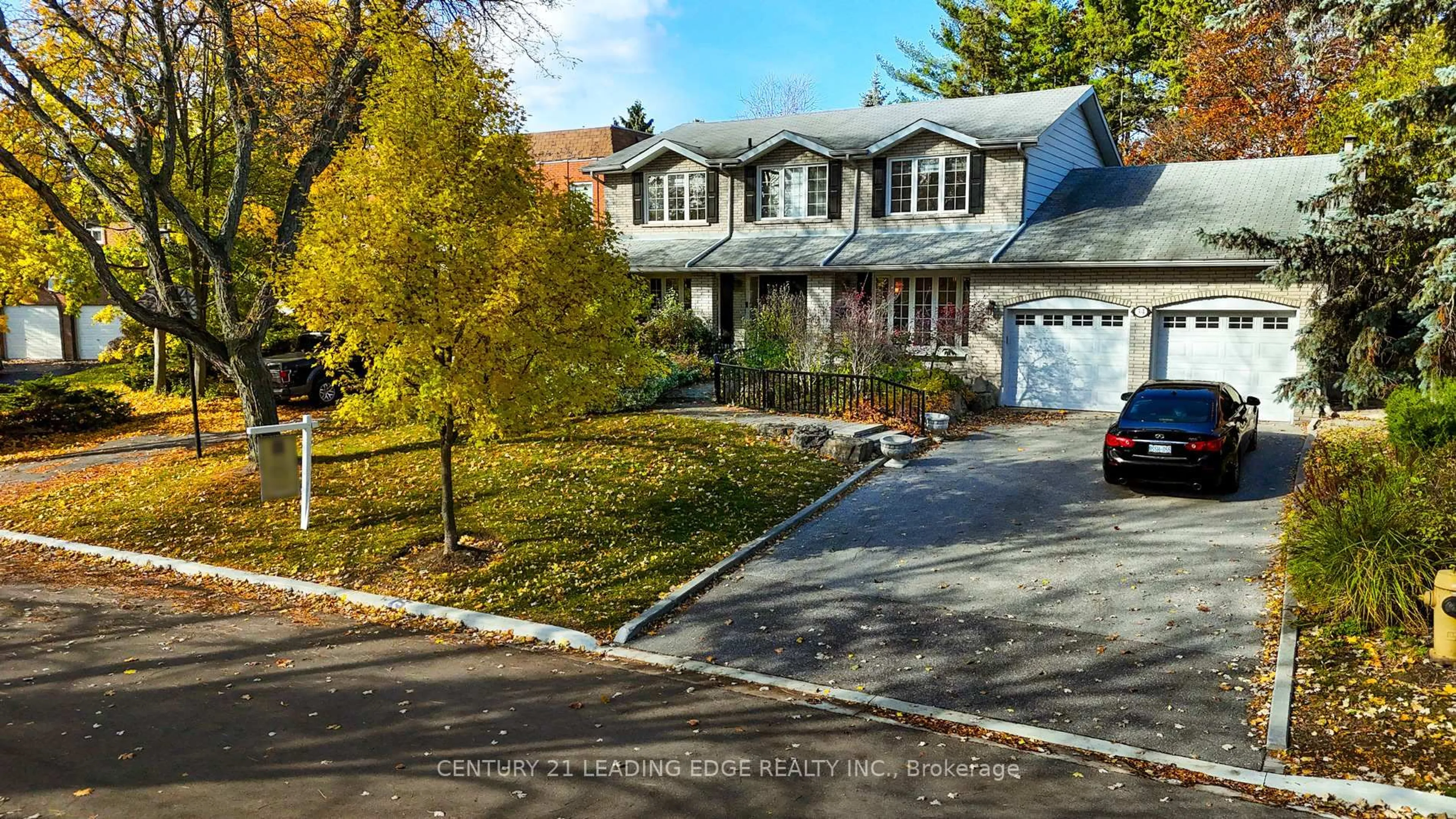 A pic from outside/outdoor area/front of a property/back of a property/a pic from drone, street for 34 Forest Park Cres, Markham Ontario L3T 2M7