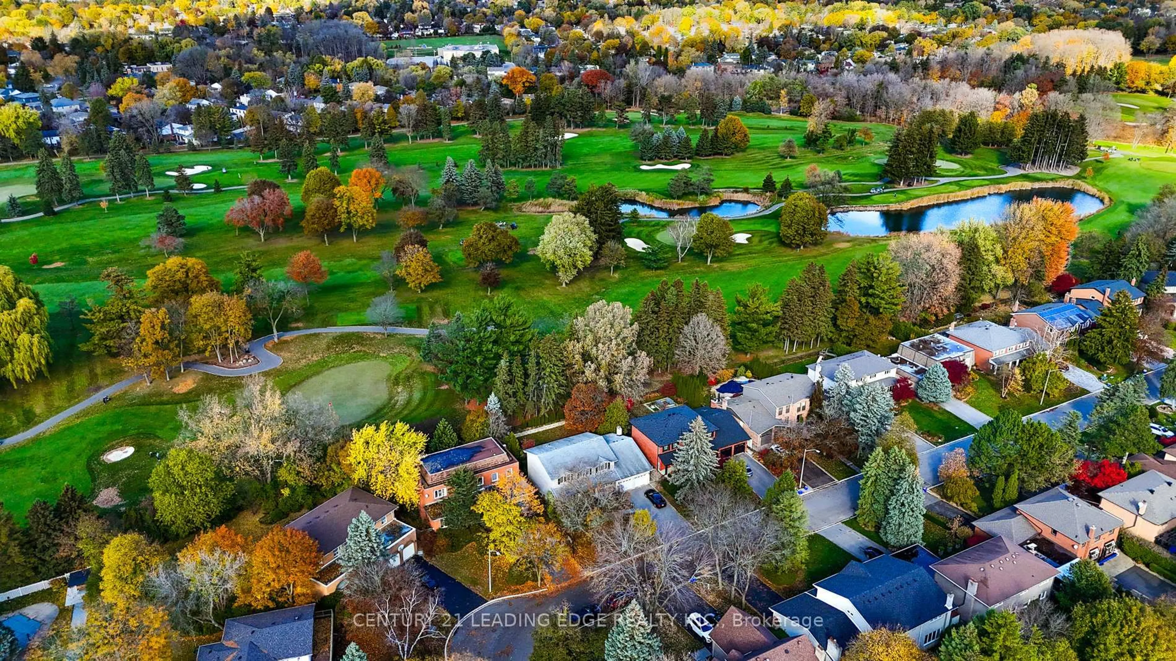 A pic from outside/outdoor area/front of a property/back of a property/a pic from drone, street for 34 Forest Park Cres, Markham Ontario L3T 2M7