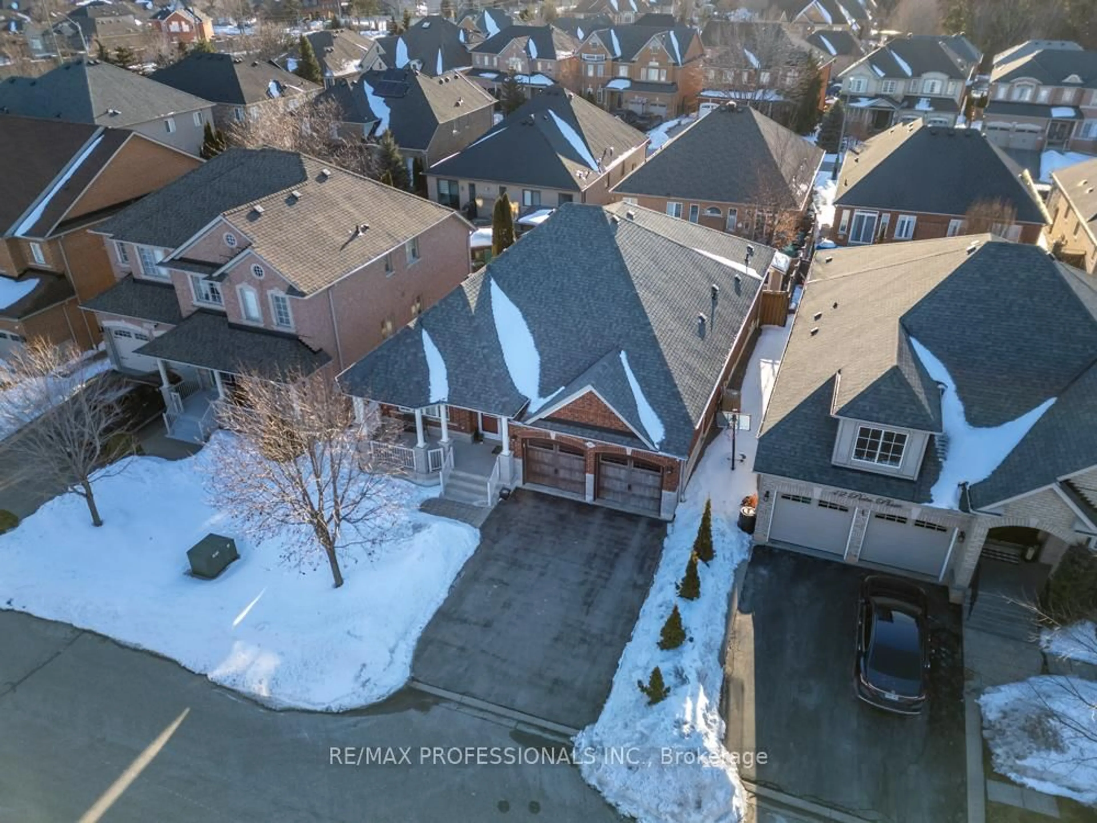 A pic from outside/outdoor area/front of a property/back of a property/a pic from drone, city buildings view from balcony for 48 Pieta Pl, Vaughan Ontario L4H 3G2
