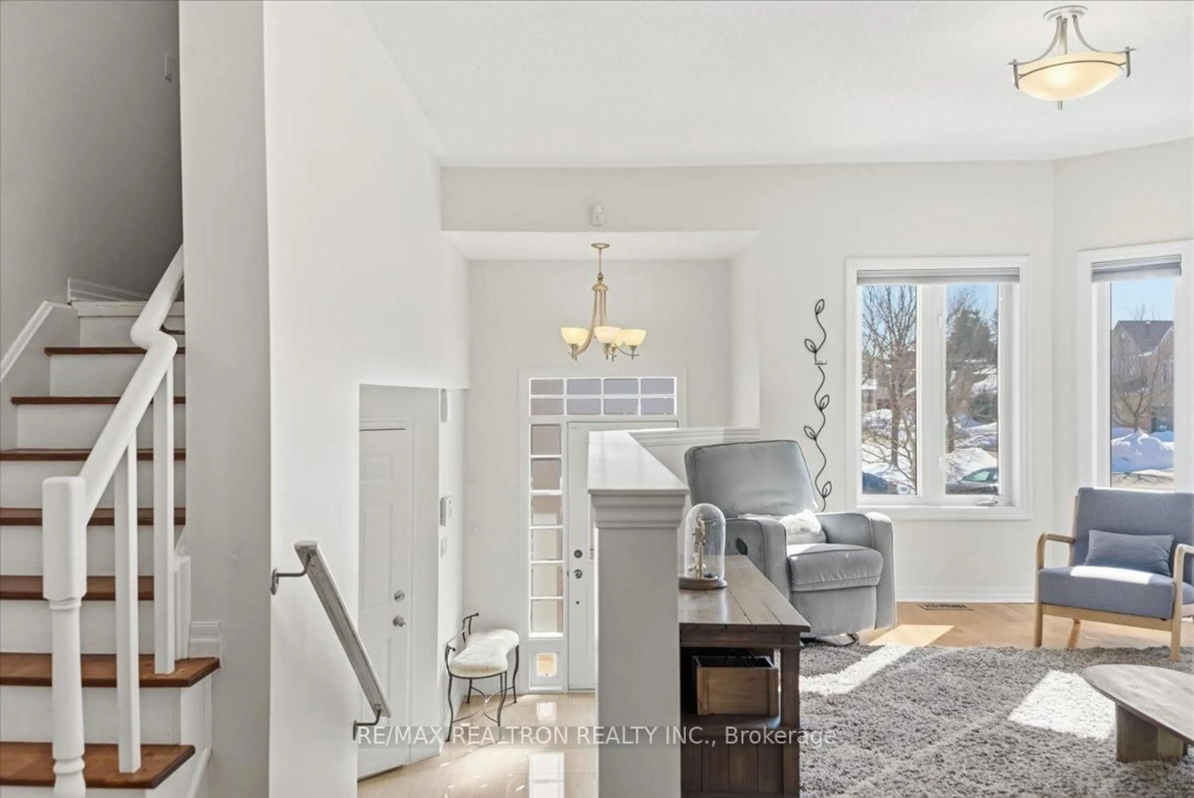 Indoor entryway for 28 Headwater Cres, Richmond Hill Ontario L4E 4G1