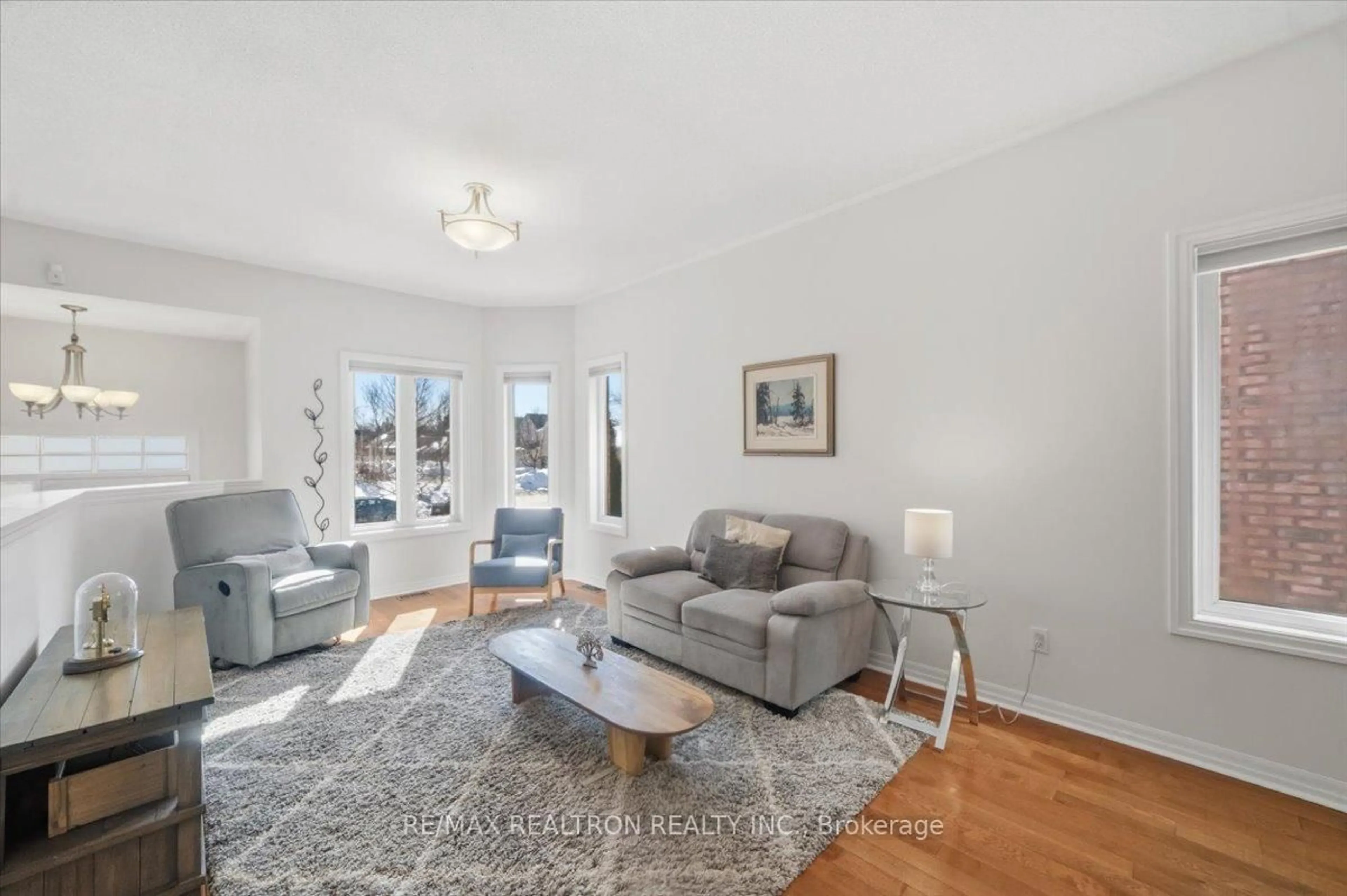 Living room with furniture, unknown for 28 Headwater Cres, Richmond Hill Ontario L4E 4G1