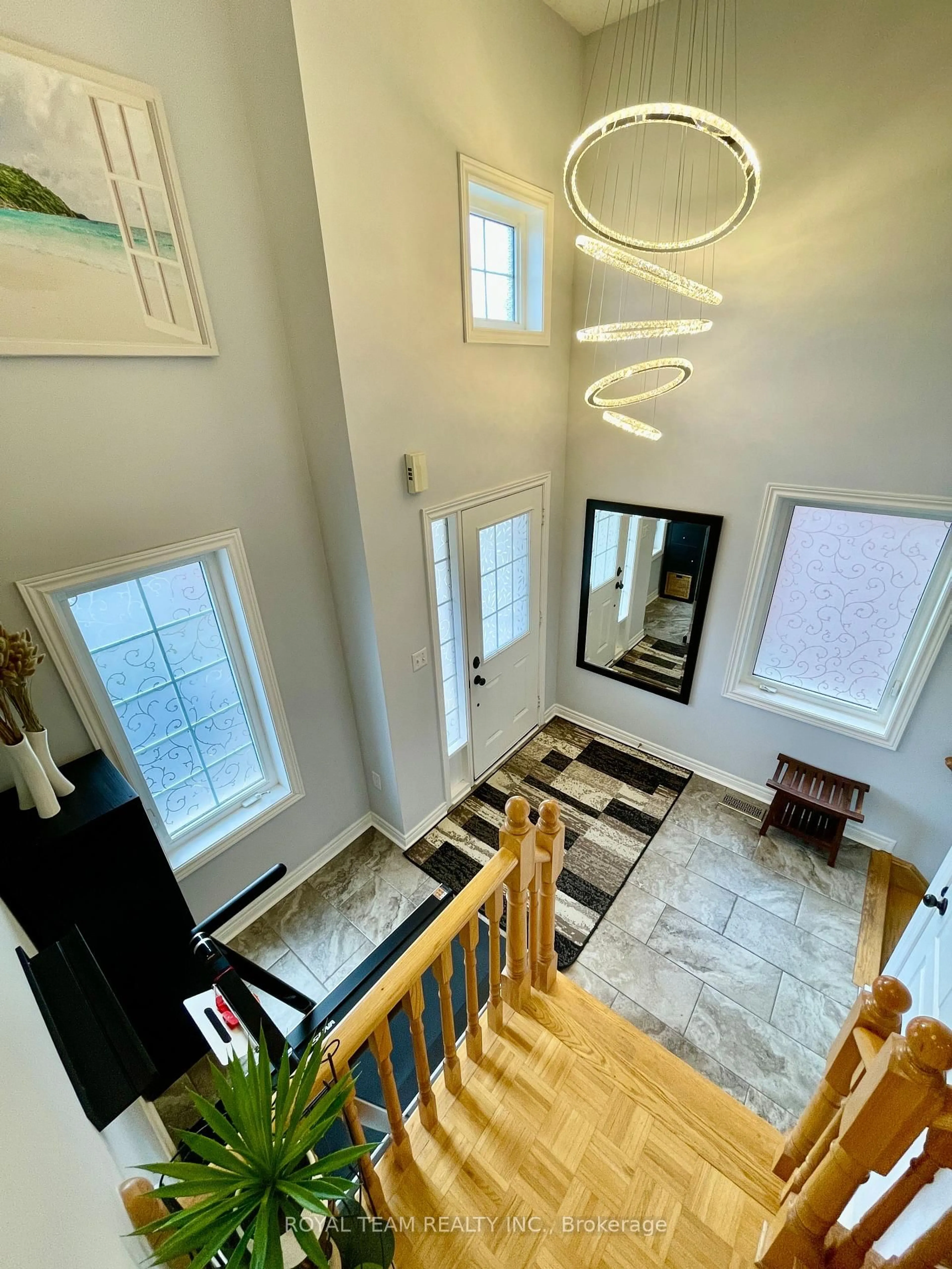 Indoor foyer for 66 Canyon Gate Cres, Vaughan Ontario L6A 0C2